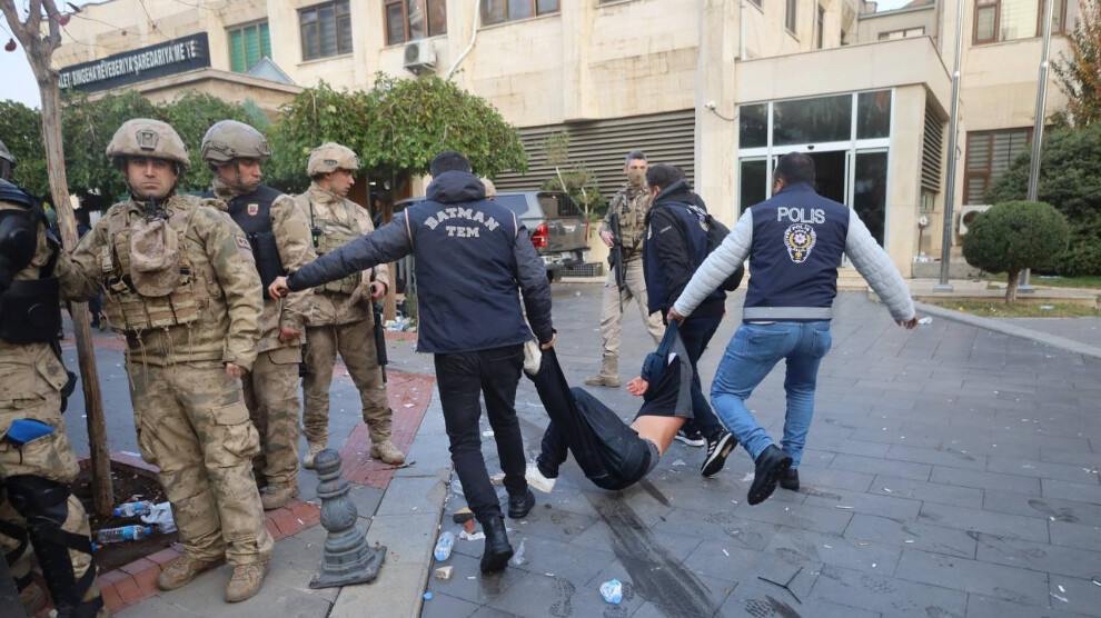 Eskualdeko Polizia protestan parte hartzen ari zen herritar bat atxilotzen, gaur, Batman herrian (Kurdistan). BERRIA