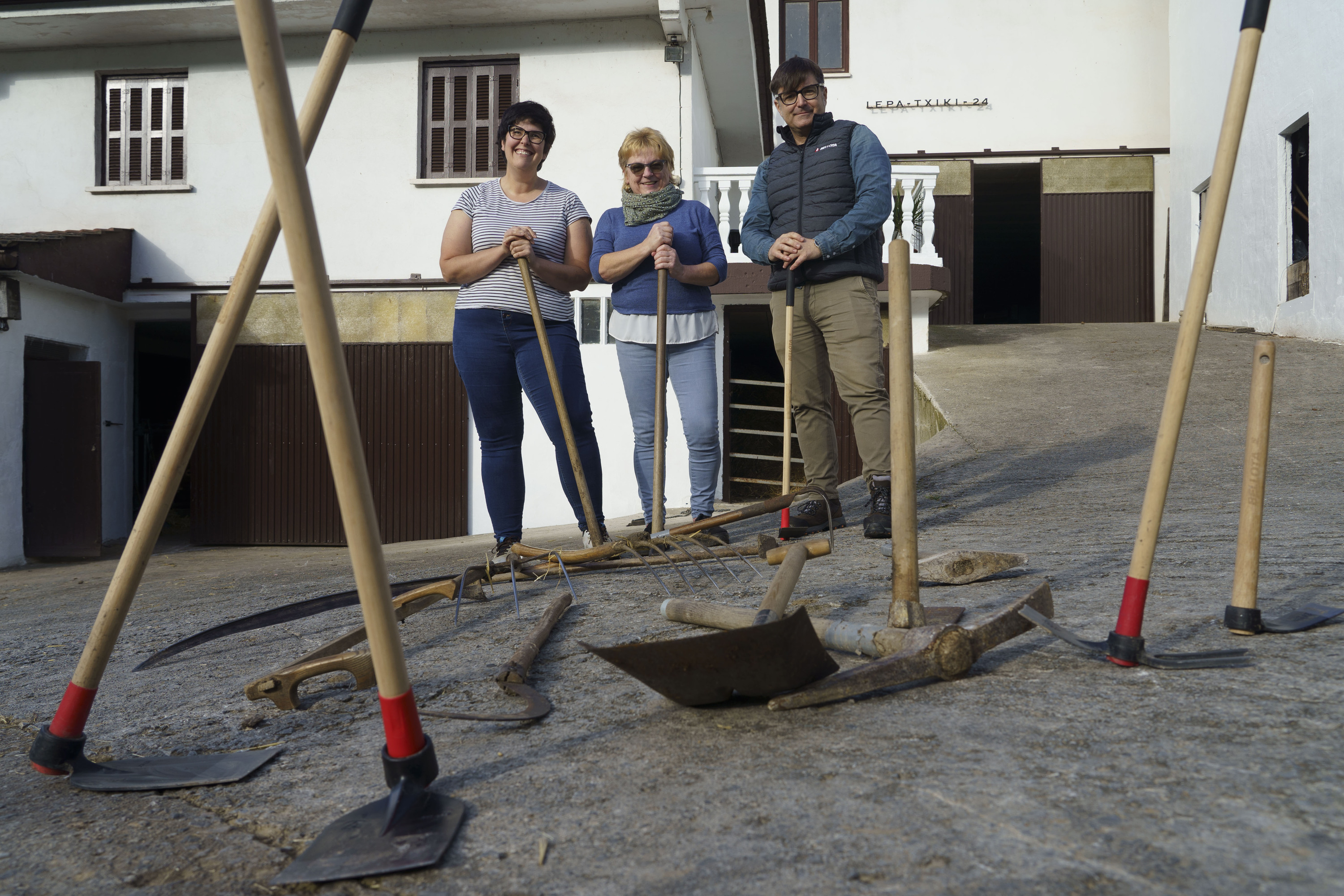 Amaia Odriozola, Kontxi Zubiondo eta Pablo Lodeiro, joan den astean, Hernaniko (Gipuzkoa) Lepa Txiki baserrian. JON URBE / FOKU