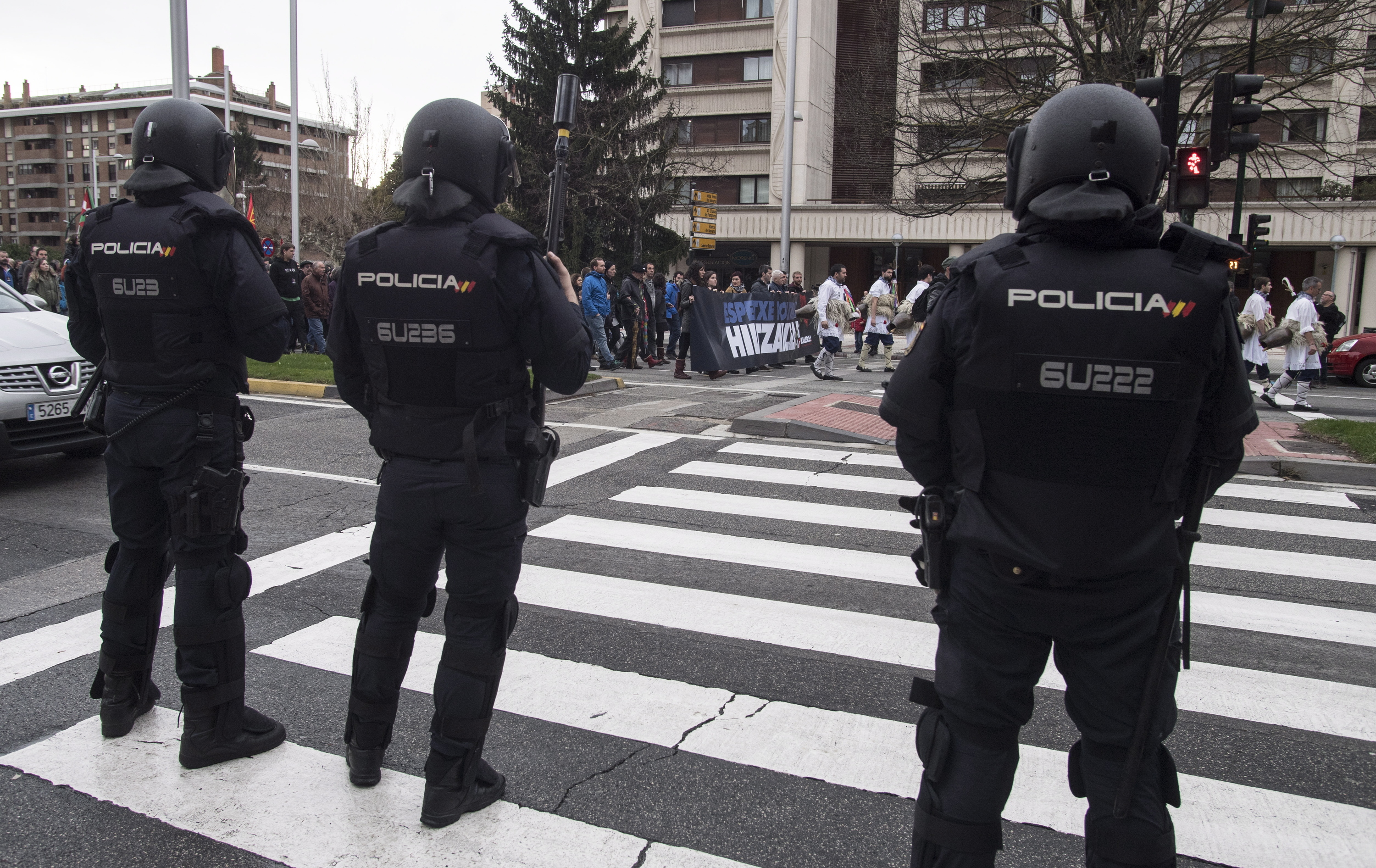 Espainiako Poliziako hiru agente, Iruñean. Aseguru gabe gelditu diren funtzionarioetako batzuk dira. JON URBE / FOKU