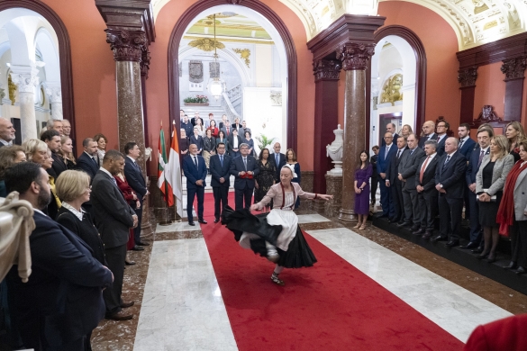 Bilboko Kidego Kontsularreko kideak eta Bilboko udalbatza, urriaren 28an, Bilboko udaletxean. BILBOKO UDALA