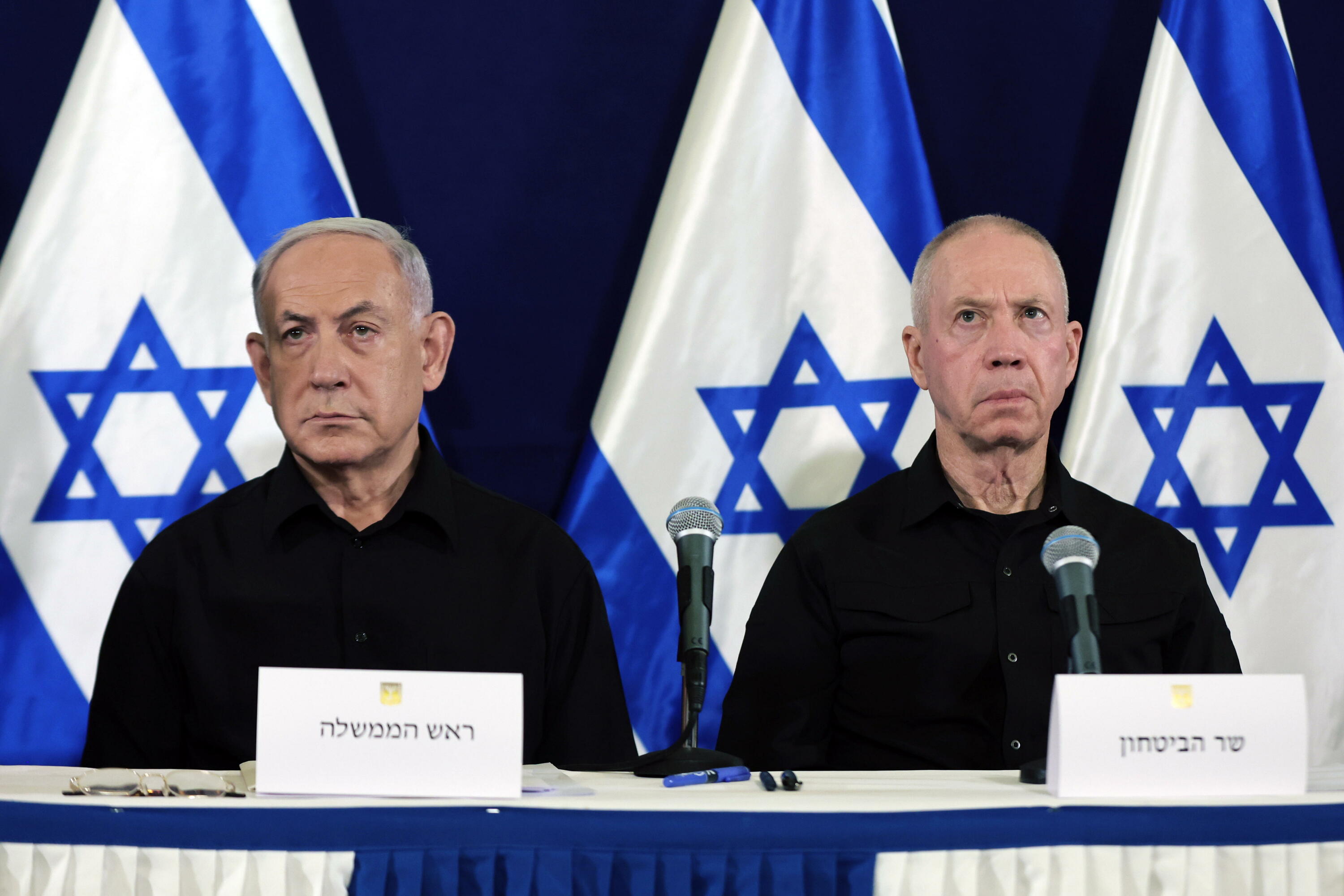 Netanyahu, eskuinean; eta Gallant, ezkerrean, artxiboko irudi batean. ABIR SULTAN / EFE