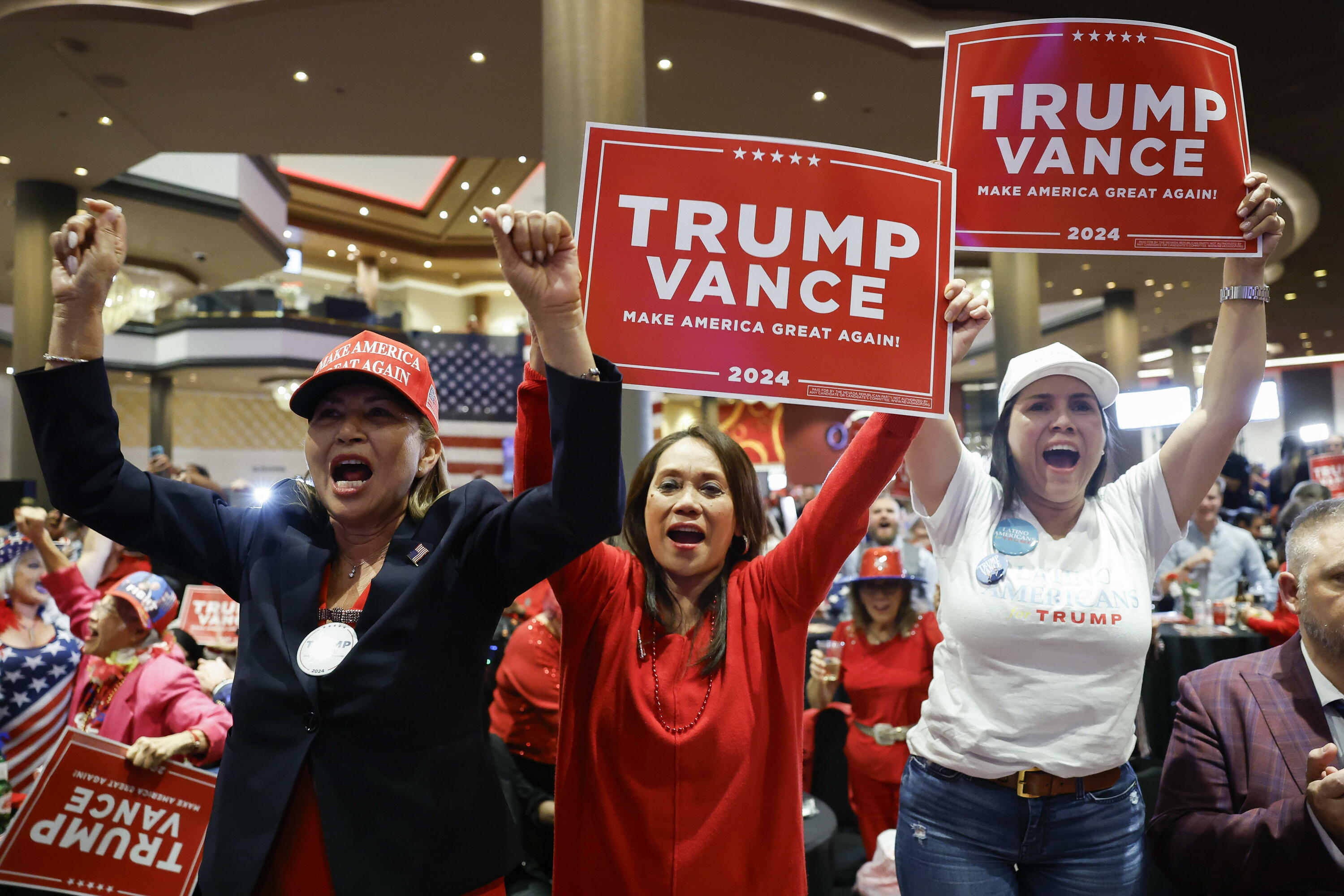 Emakume talde bat Trumpek irabazi duela ospatzen, Las Vegasen. CAROLINE BREHMAN / EFE