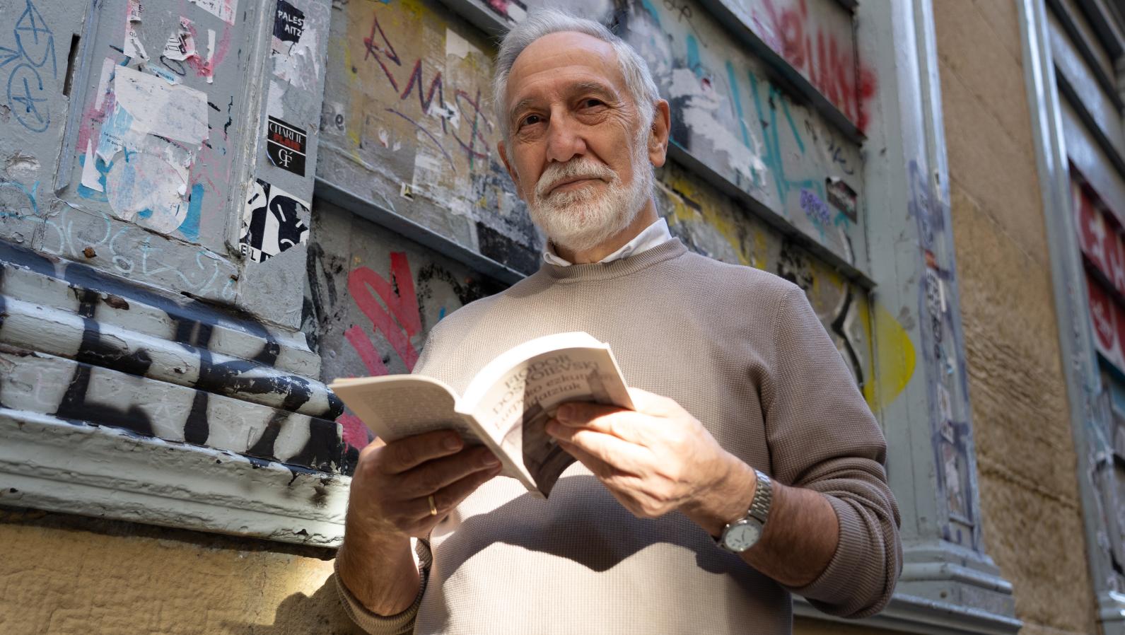 Josu Zabaleta itzultzailea, euskaratu duen liburua eskuetan, Donostian. JAGOBA MANTEROLA / FOKU