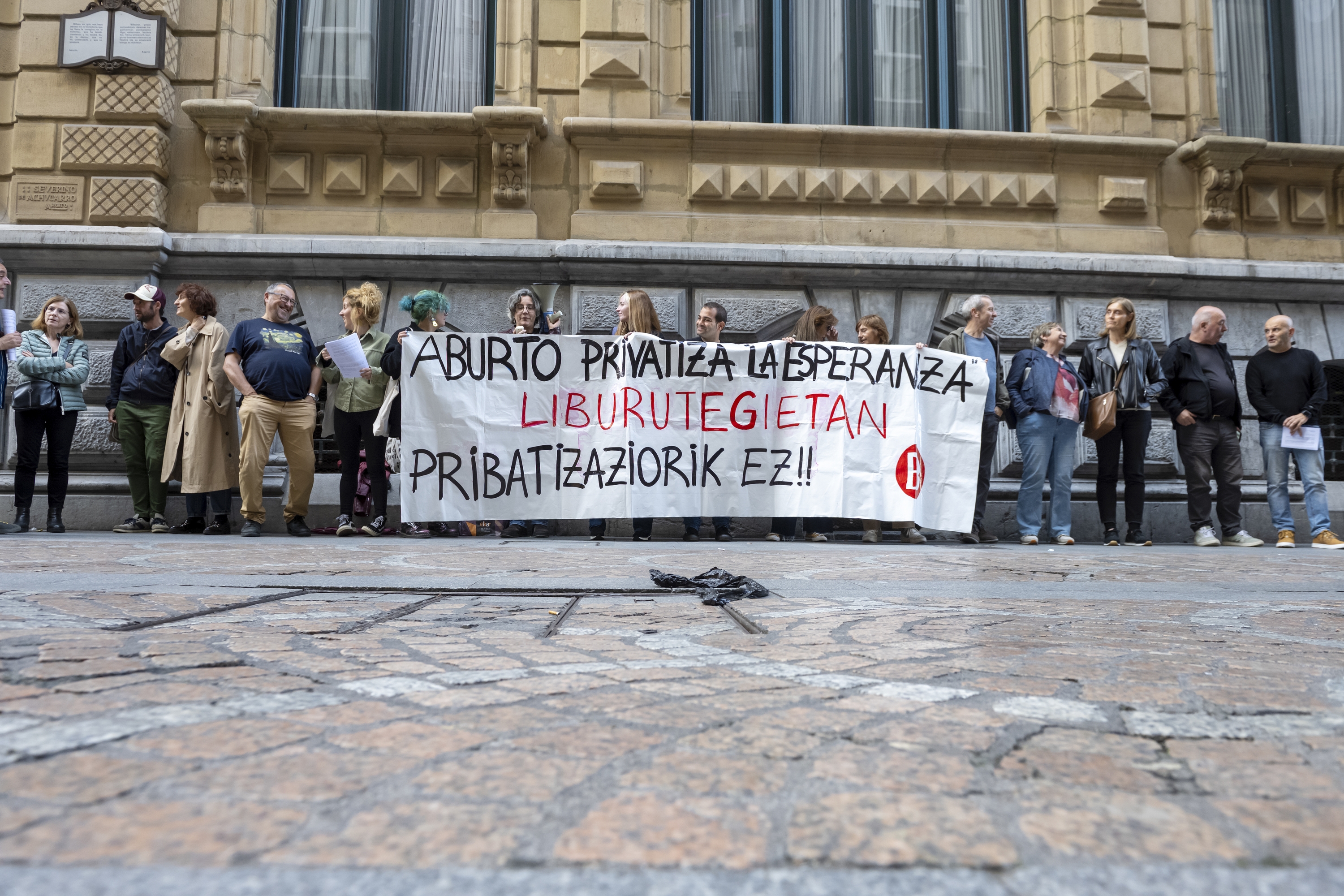 Bilboko Liburuzainak sareak urriaren 18an egindako protesta, Esperantza espazioa pribatizatzearen kontra. MIKEL MTZ DE TRESPUENTES / FOKU