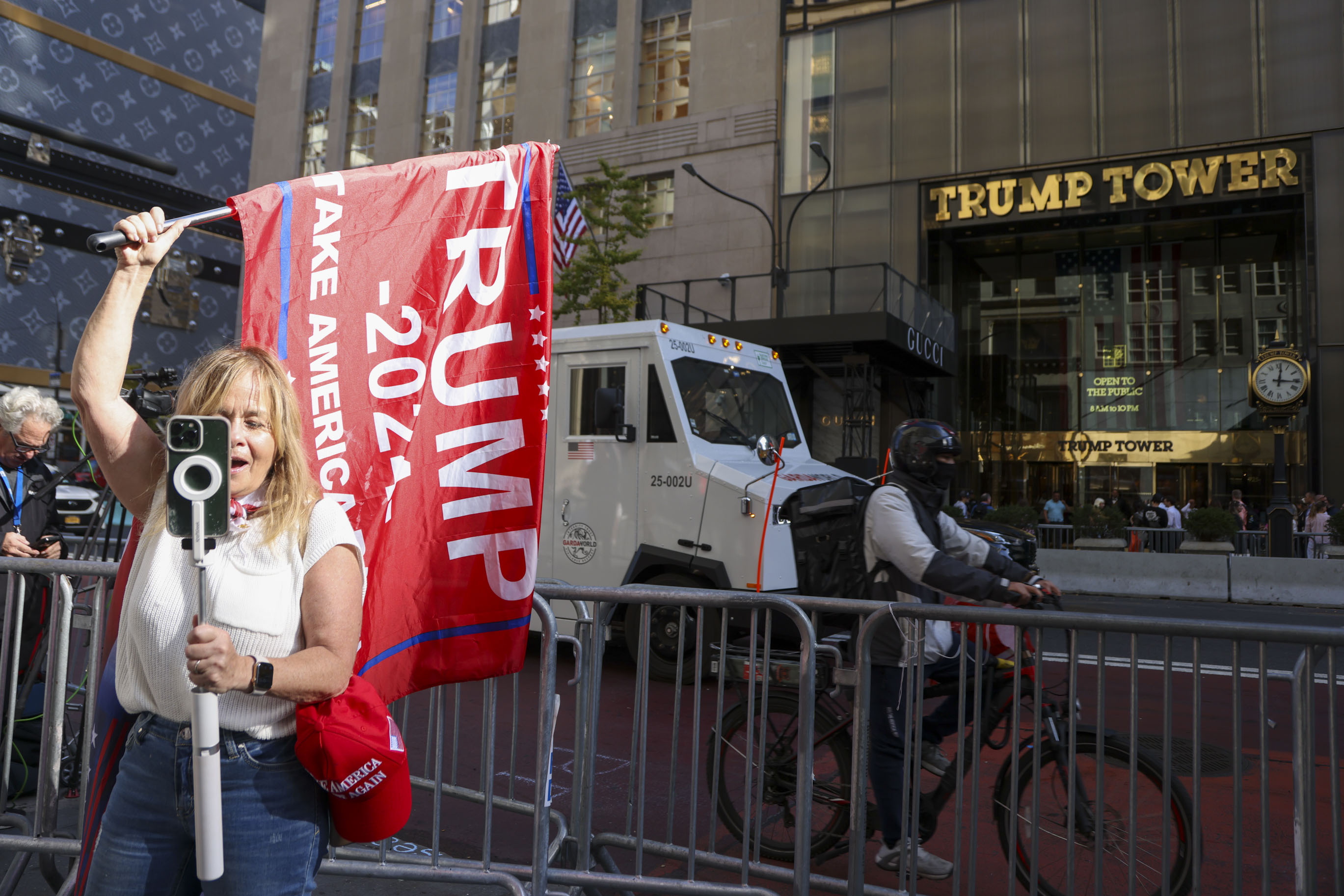 Donald Trumpen jarraitzaile bat Trump Dorrearen aurrean, New Yorken, asteazkenean. SARAH YENESEL / EFE