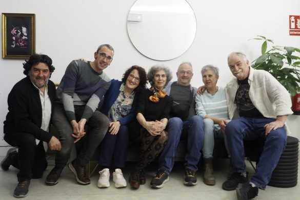 Iruñeko Tacto Sutil taldeko Blas Campos, Raul Oloriz, Ana Araujo, Lola Azparren, Iñaki Cabodevilla, Carmen Zorakiain eta Aitzol De Carlos, artxiboko irudi batean, Iruñean. BEATRIZ MOLINA