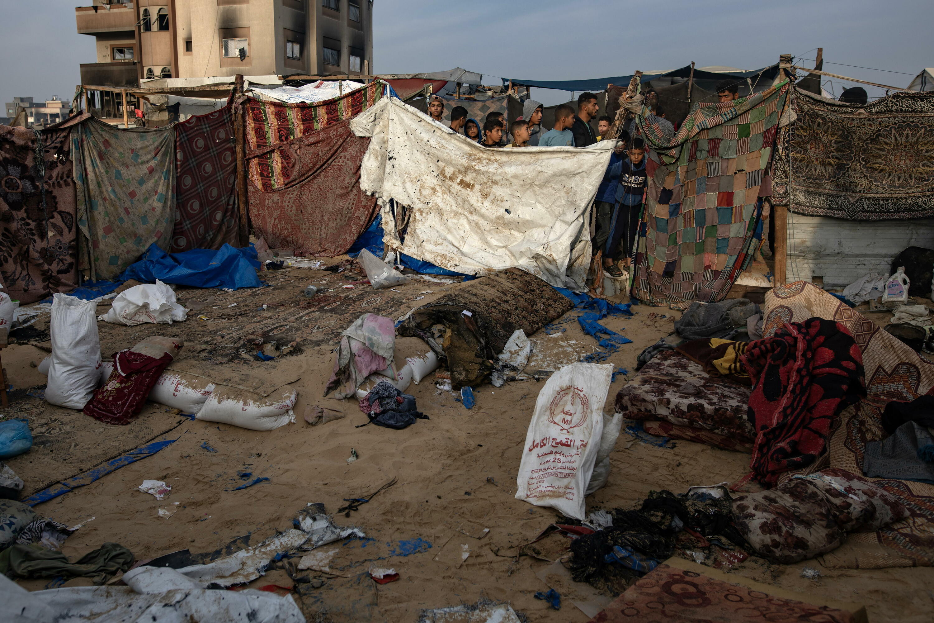 Hainbat pertsona errefuxiatuentzako kanpaleku batean, Khan Yunisen, Gazan, gaur. HAITHAM IMAD / EFE