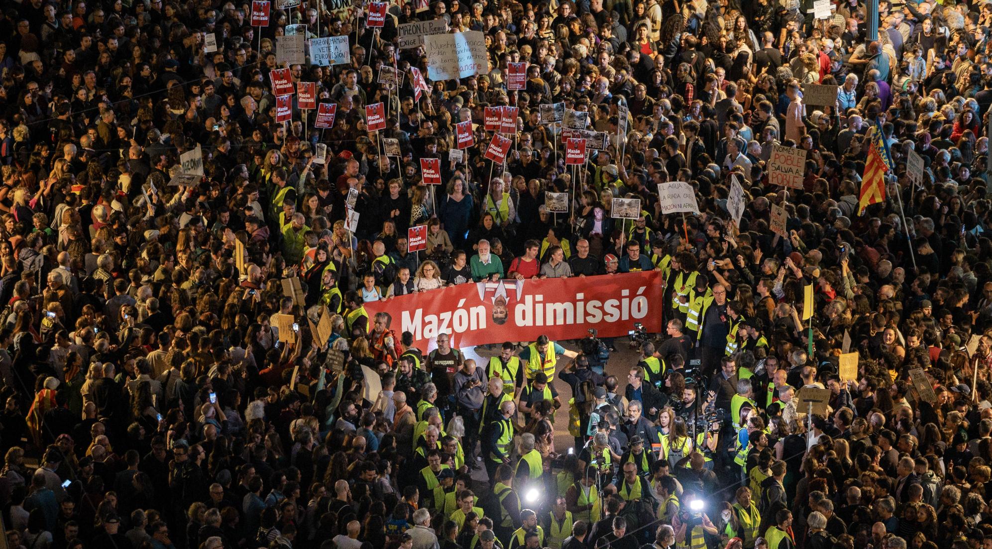 Manifestarien oihua hau izan da: «Mazon dimisioa». BIEL ALIÑO / EFE