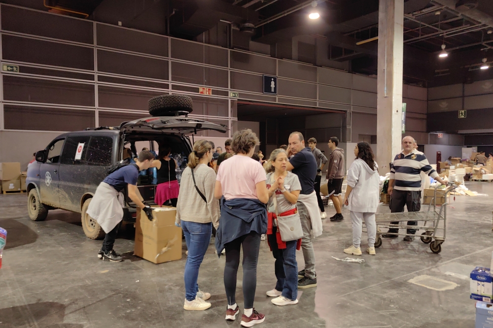 Boluntarioak auto bat materialez betetzen, Feria Valencian. BERRIA