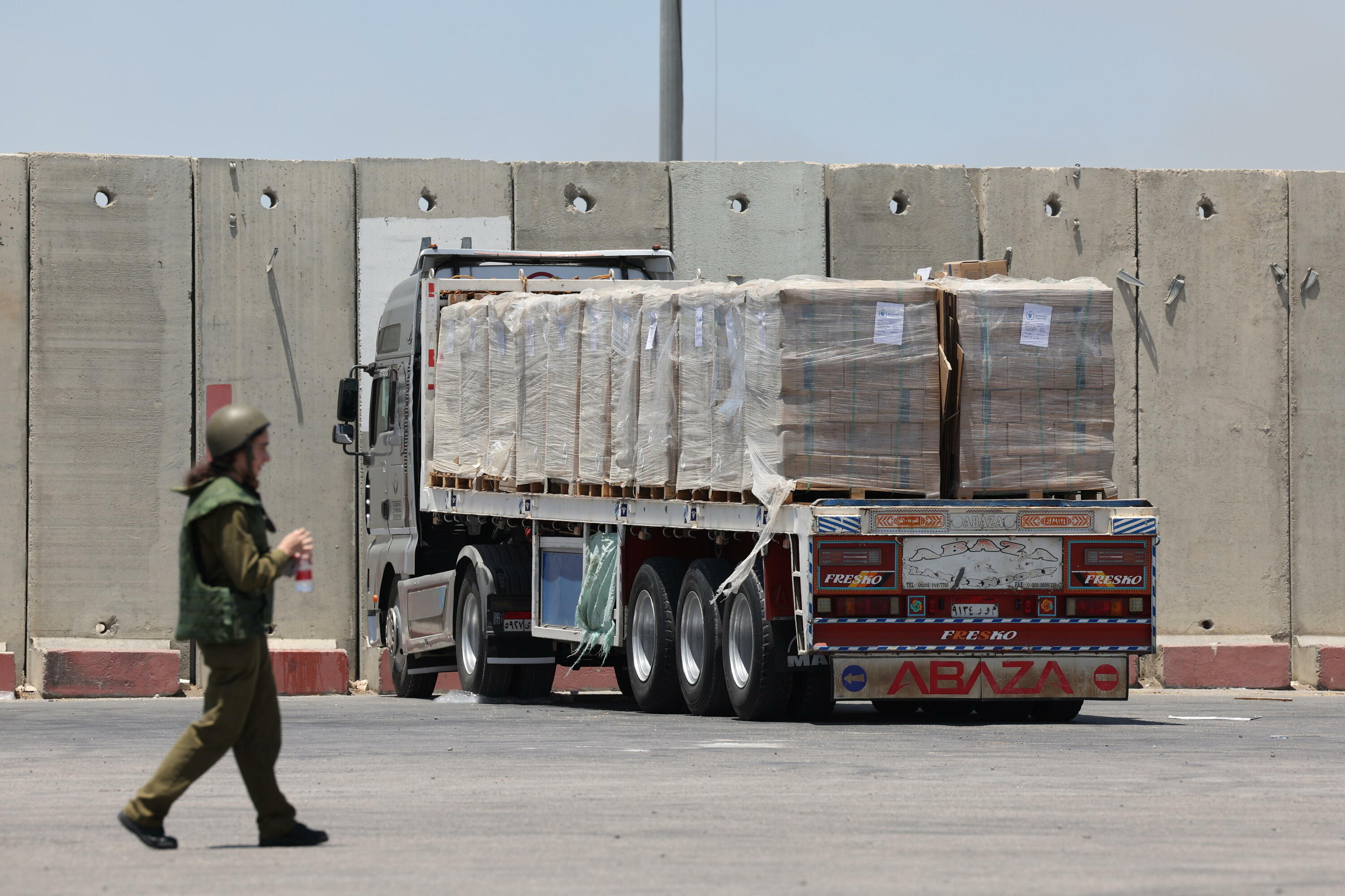 Israelgo soldadu bat, Gazarako laguntza humanitarioa daraman kamioi baten aurrean. ABIR SULTAN / EFE