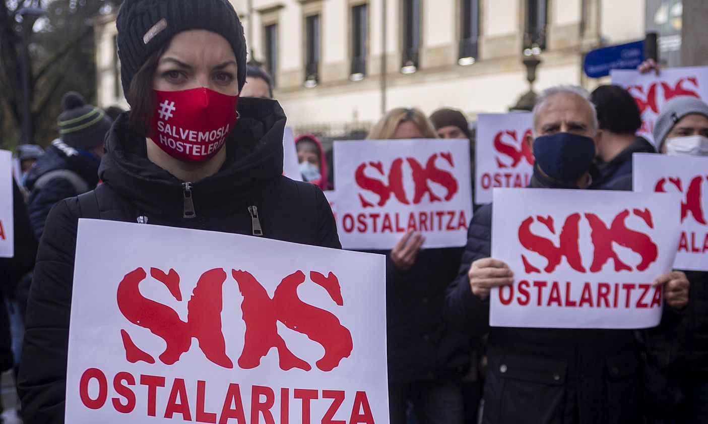 Eusko Legebiltzarraren aurrean ostalariek egindako protesta, herenegun. JAIZKI FONTANEDA / FOKU.