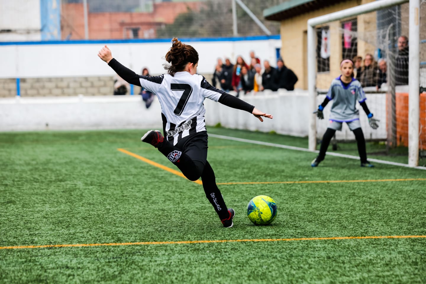 Nerabeen arteko futbol partida bat, artxiboko irudi batean. 