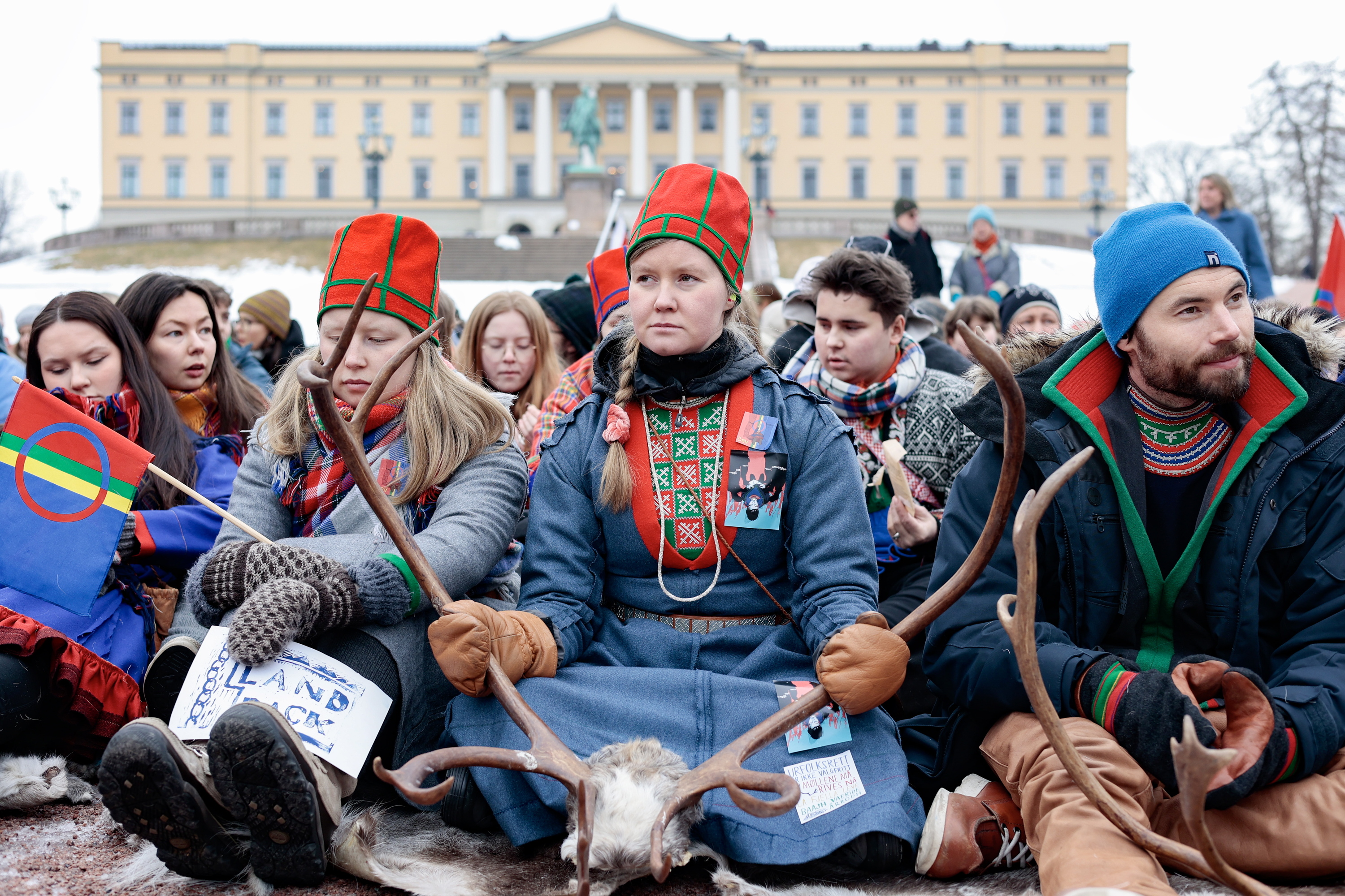 Ekintzaile sami batzuk Norvegiako Errege Etxearen aurrean protestan, iazko martxoan. ALF SIMENSEN / EFE