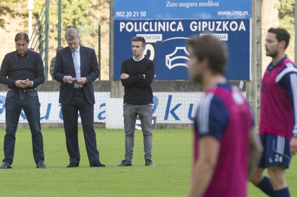 Erik Bretos, eskuinean, Lorenzo Juarrosen eta David Moyesen ondoan, 2015ean.