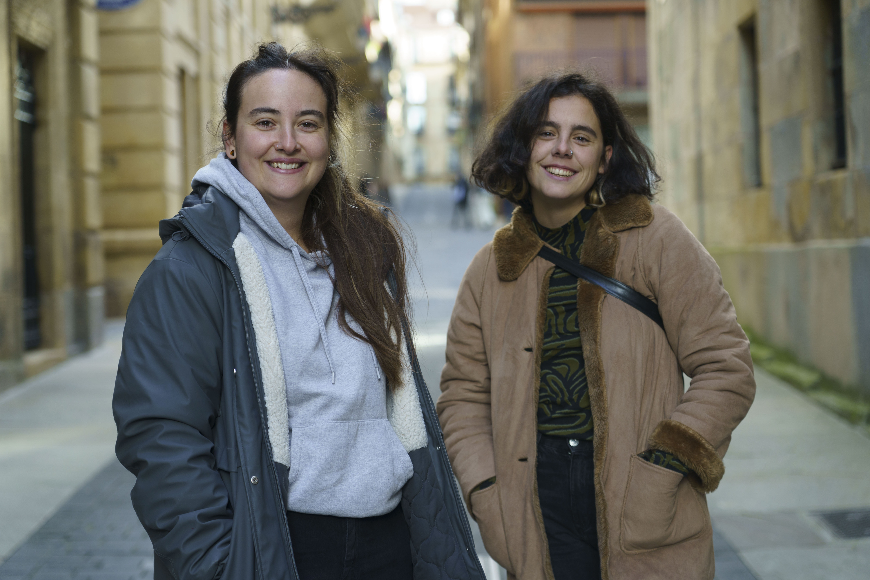 Ekhiñe Petriati eta Ainhoa Olaso Bilgune Feministako kideak, Donostian. JON URBE / FOKU