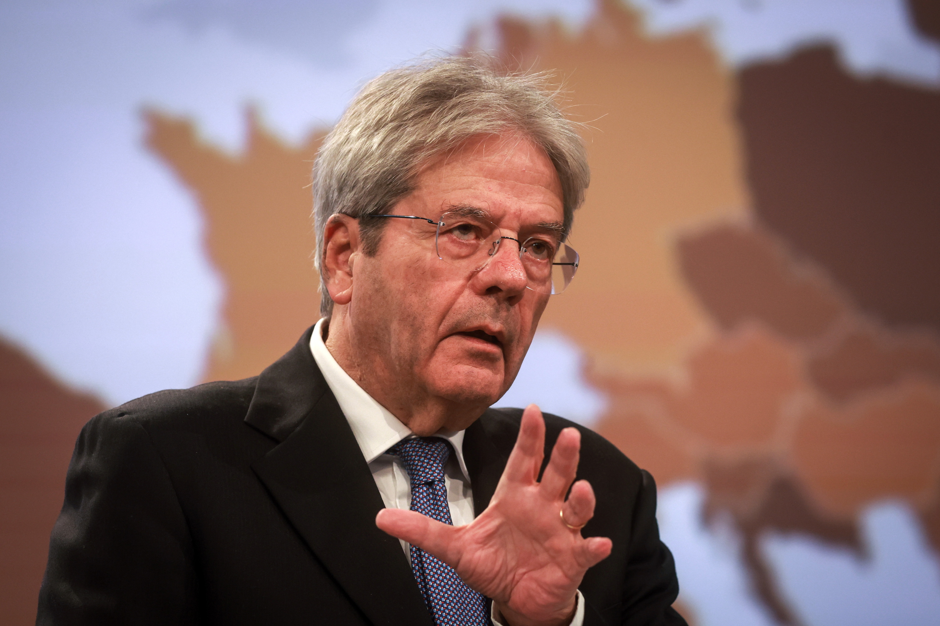 Paolo Gentiloni Europako Batzordeko Ekonomia komisarioa, ostiral honetan Bruselan egindako agerraldian. OLIVIER HOSLET / EFE