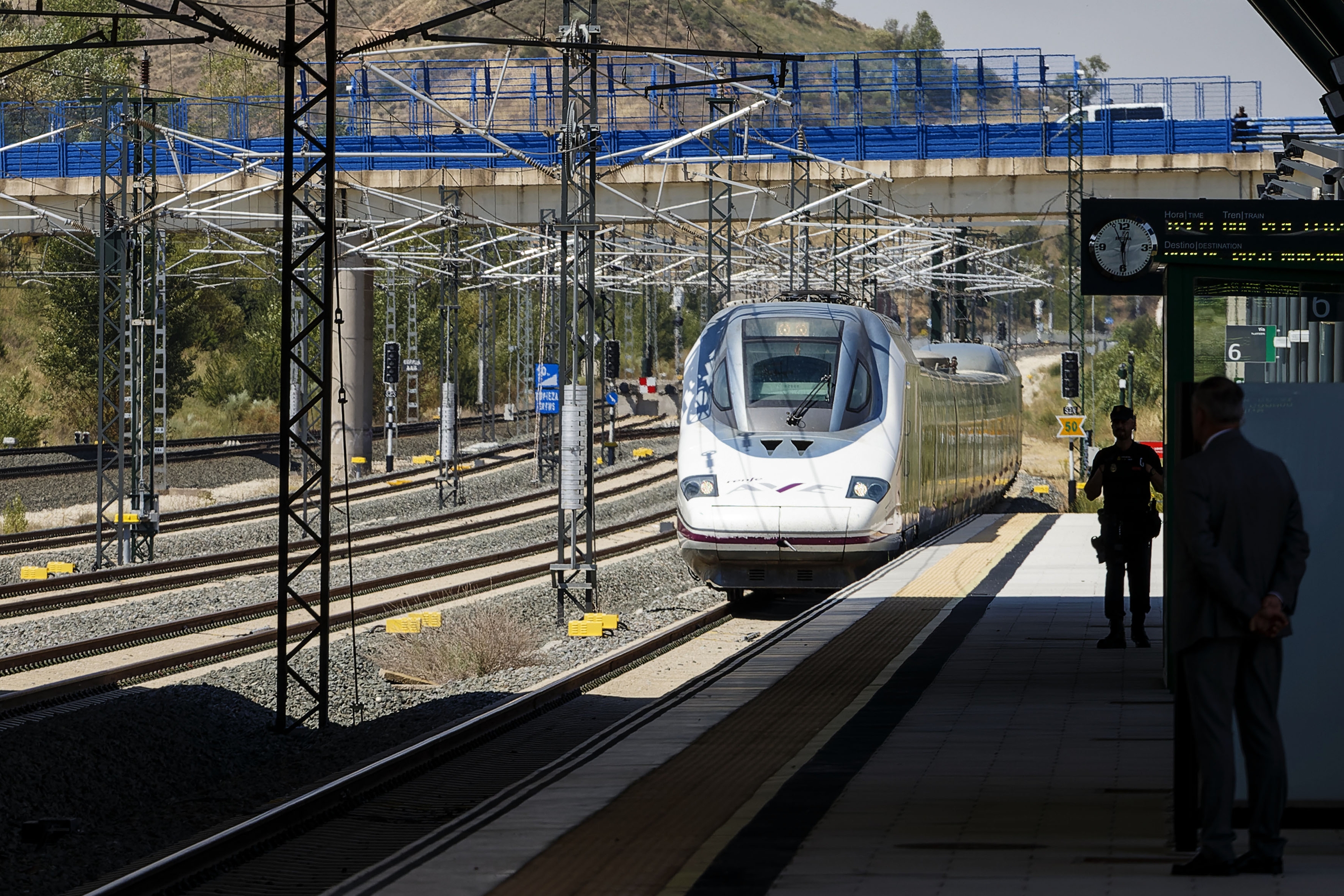 Abiadura handiko tren bat Burgosko (Espainia) tren geltokira iristen. SANTI OTERO / EFE