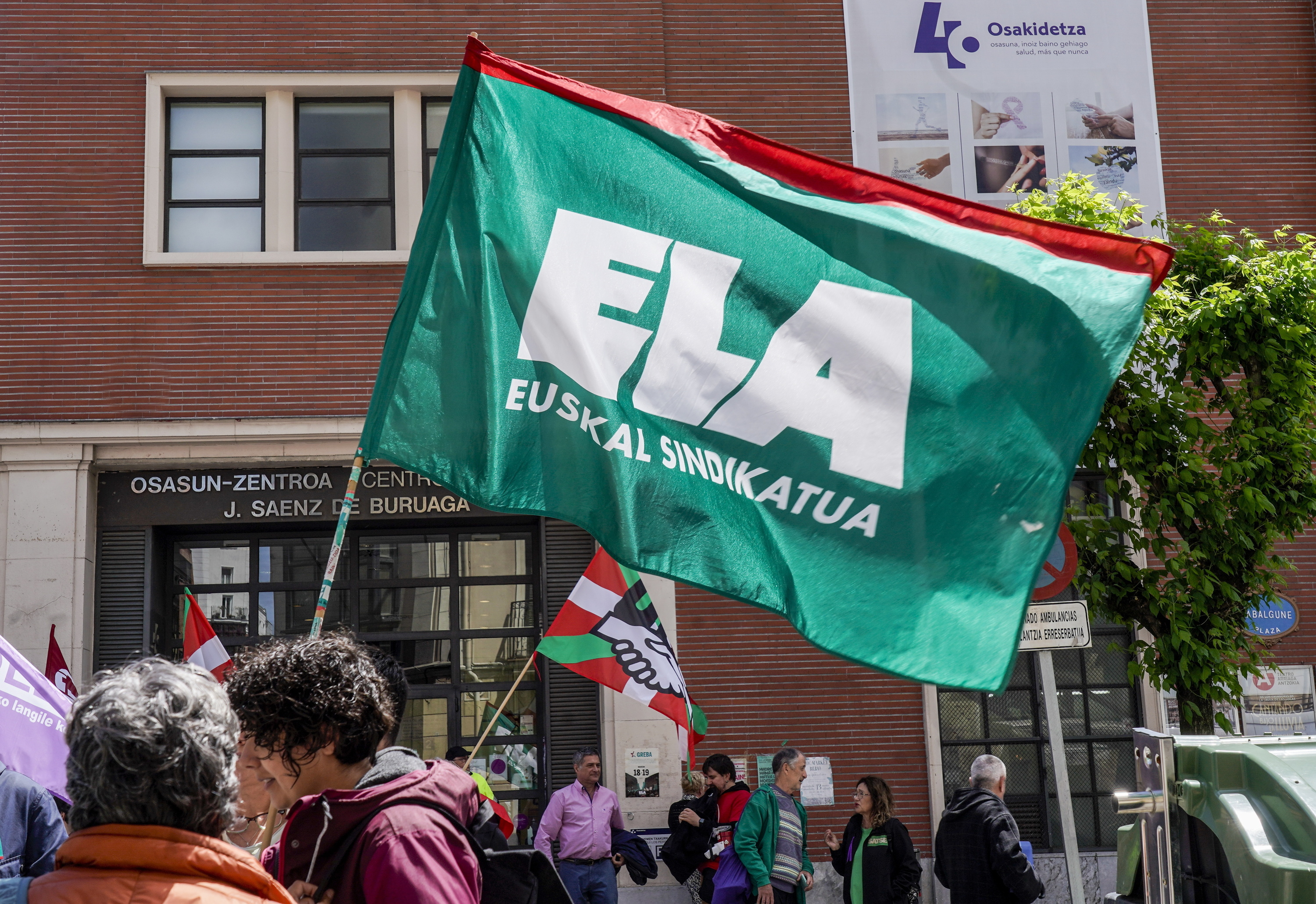 ELA sindikatuaren bandera bat Bilbon, lehen arretaren aldeko elkarretaratze batean, iaz. MARISOL RAMIREZ / FOKU