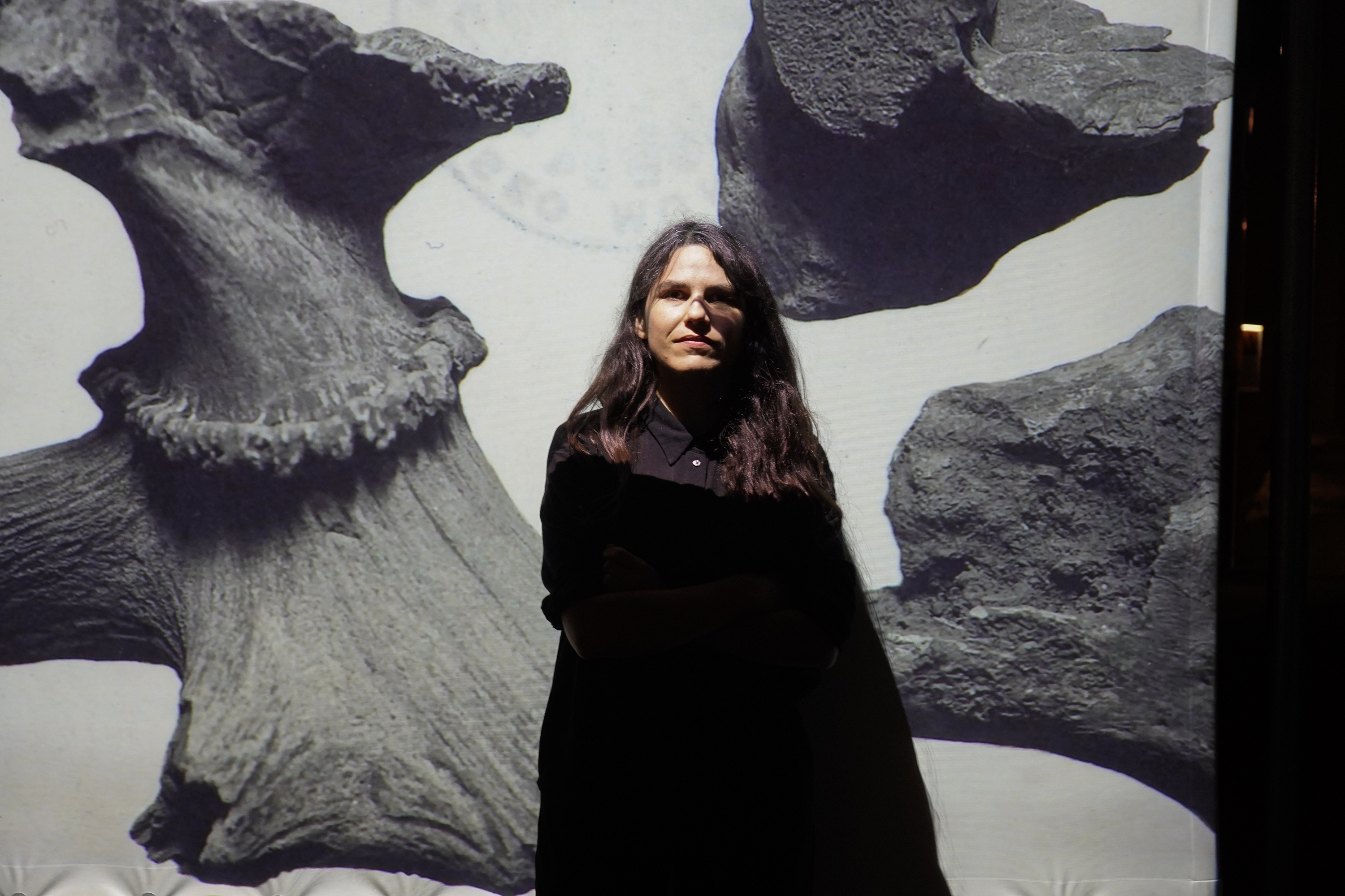 Maddi Barber, 'Harria eta poltsa' instalazioaren aurrean, Donostiako San Telmo museoan. IÑIGO URIZ / FOKU