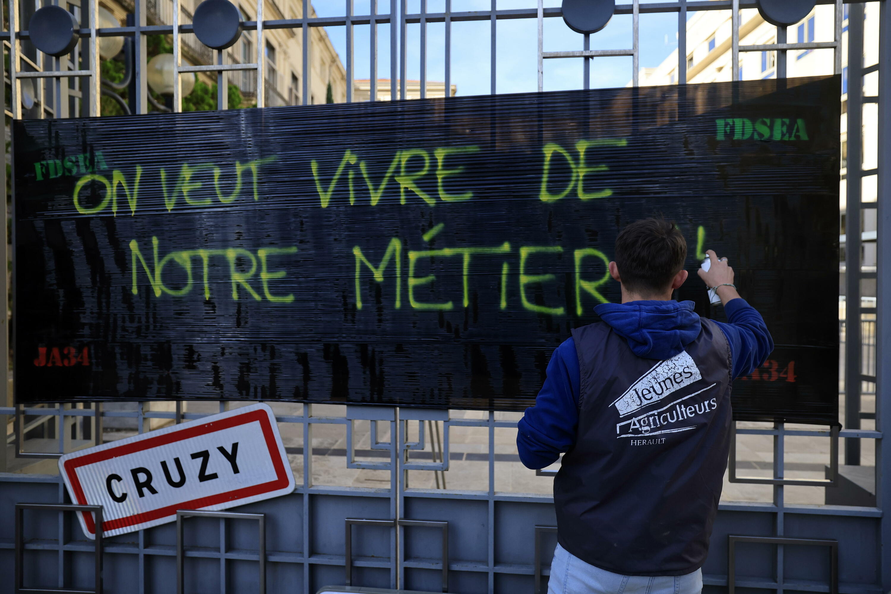 Laborarien protesta Montpellier hiriko prefekturaren aurrean. GUILLAUME HORCAJUELO / EFE