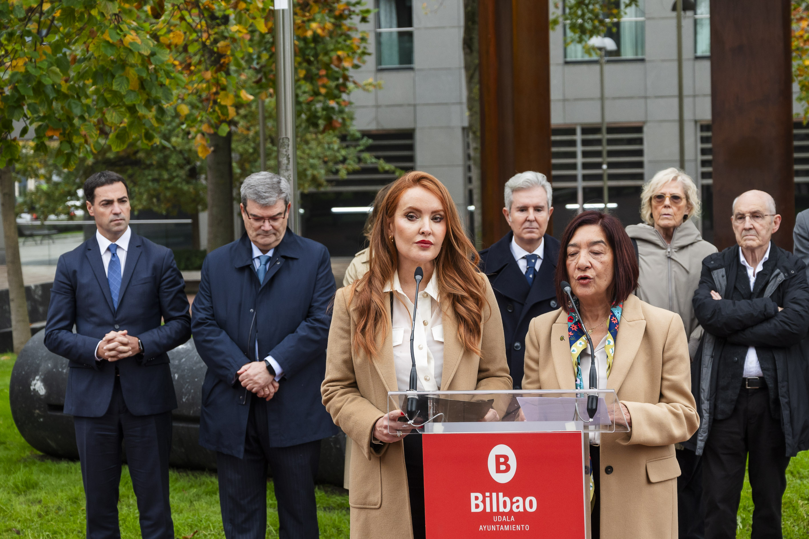 Nunez de la Parte eta Monasterio, Atalase espazioaren aurrean, irekiera ekitaldian, ordezkari politikoak entzuten dituztela. JON RODRIGUEZ BILBAO / IREKIA