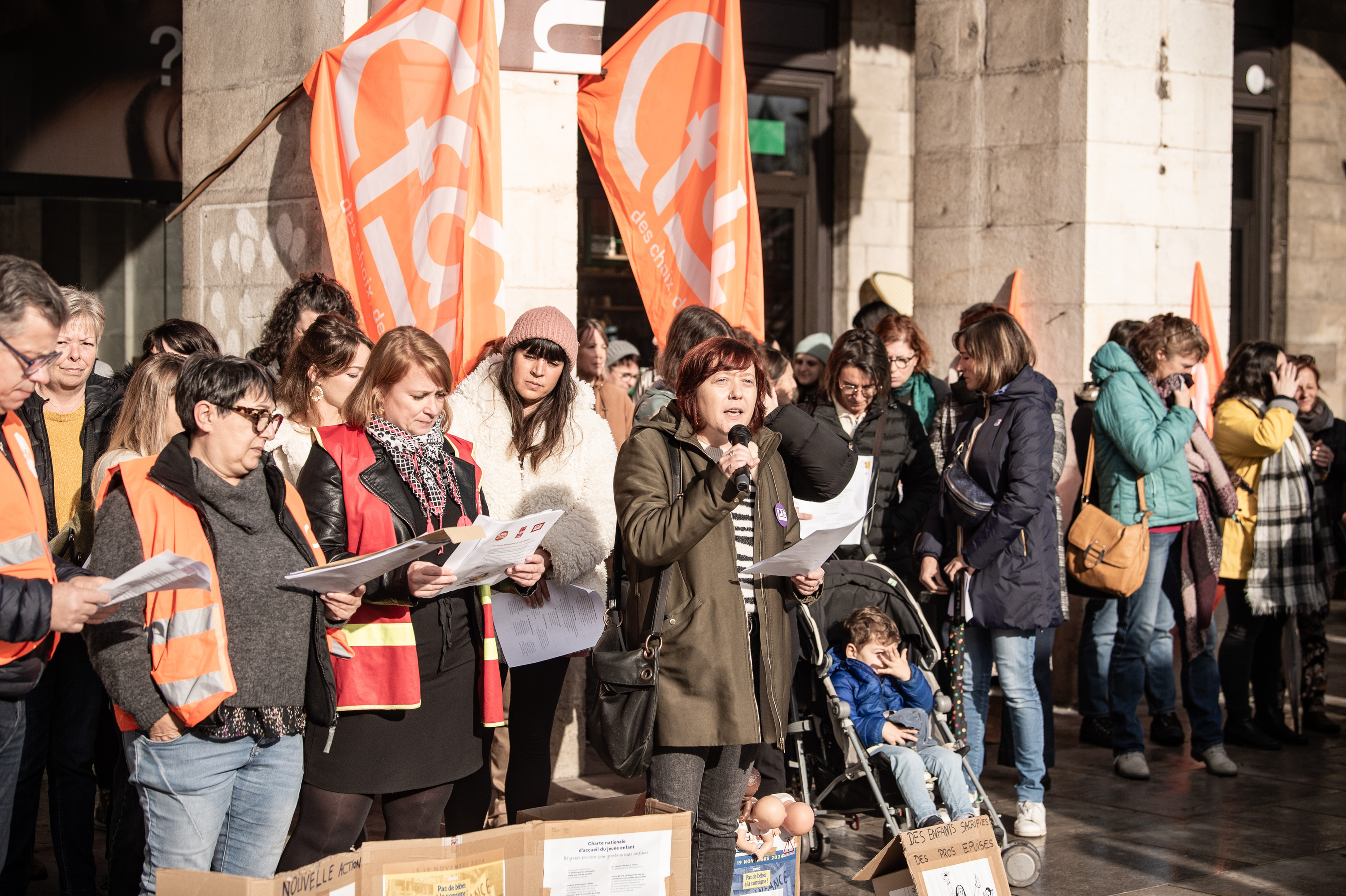 Haurtzainen protesta Baionako herriko etxe aitzinean, gaur. PATXI BELTZAIZ