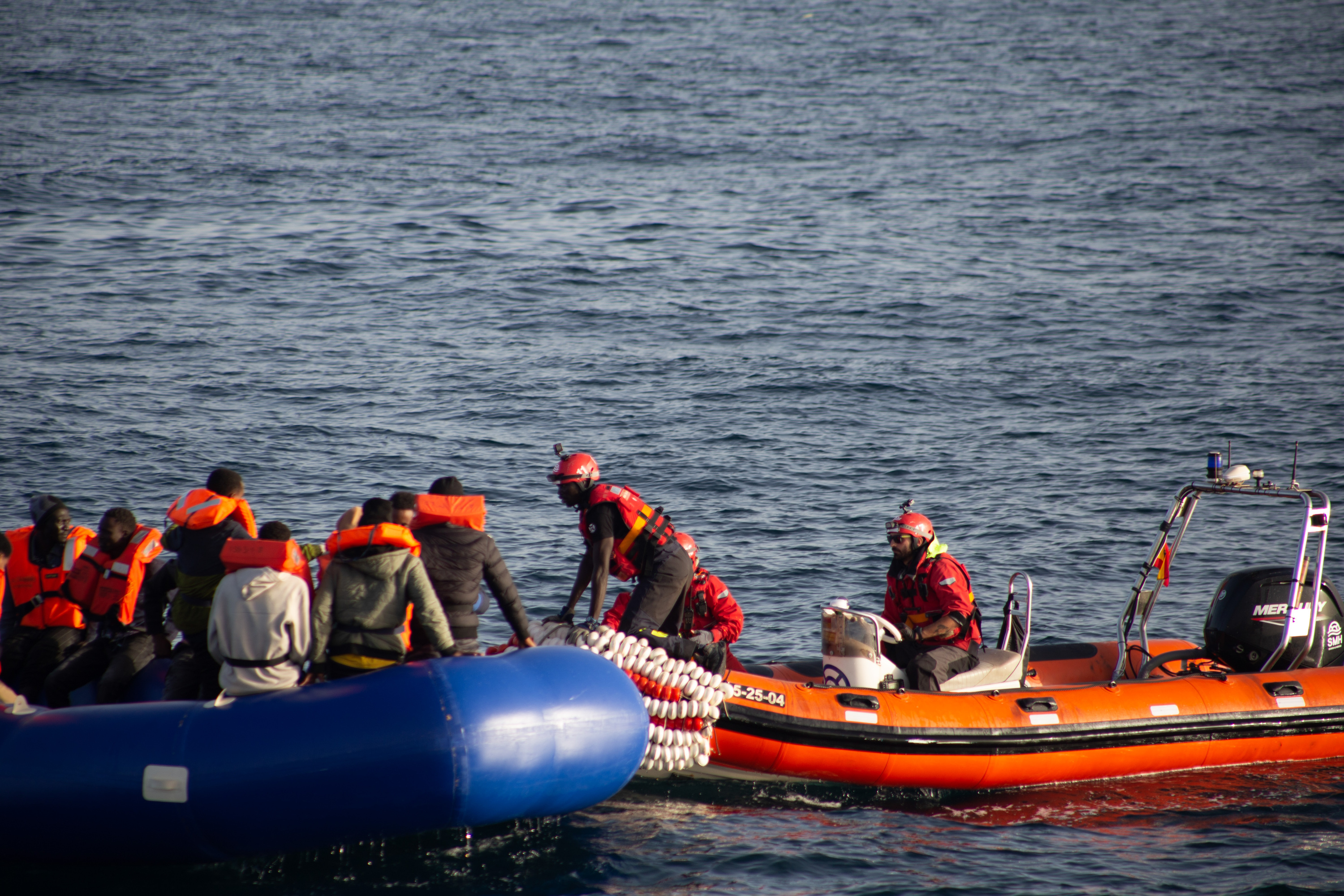 'Aita Mari' ontziak goizadean egin du erreskatea. ITSAS SALBAMENDU HUMANITARIOA