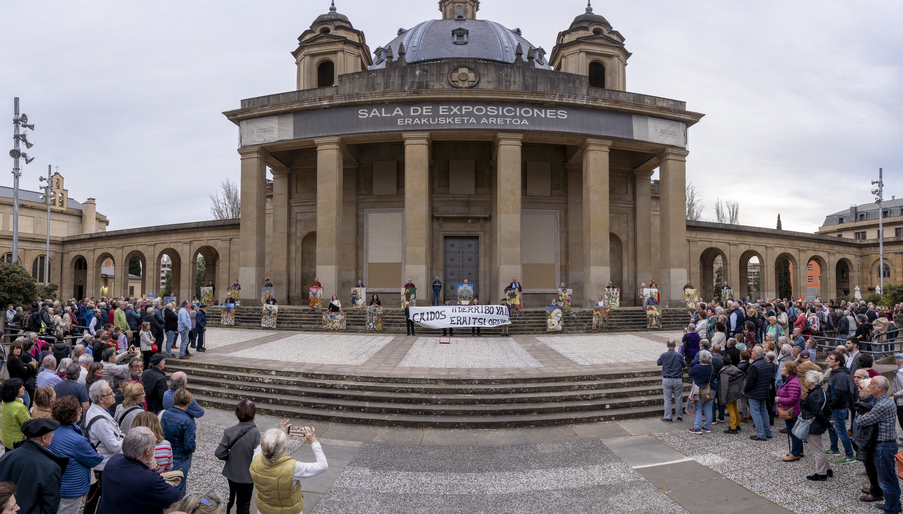 Erorien Monumentuaren aurkako protesta egin zuten hainbat elkarte memorialistak, apirilean. IÑIGO URIZ / FOKU