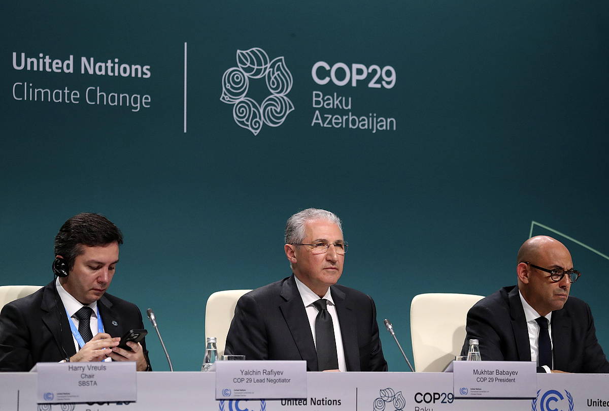 COP29ko presidente Jaltxin Rafiief (erdian) eta UNFCCC Klima Aldaketari Buruzko NBEren Esparru Konbentzioko idazkari nagusi Simon Stiell (eskuinean), herenegun, Bakun, prentsaurreko batean