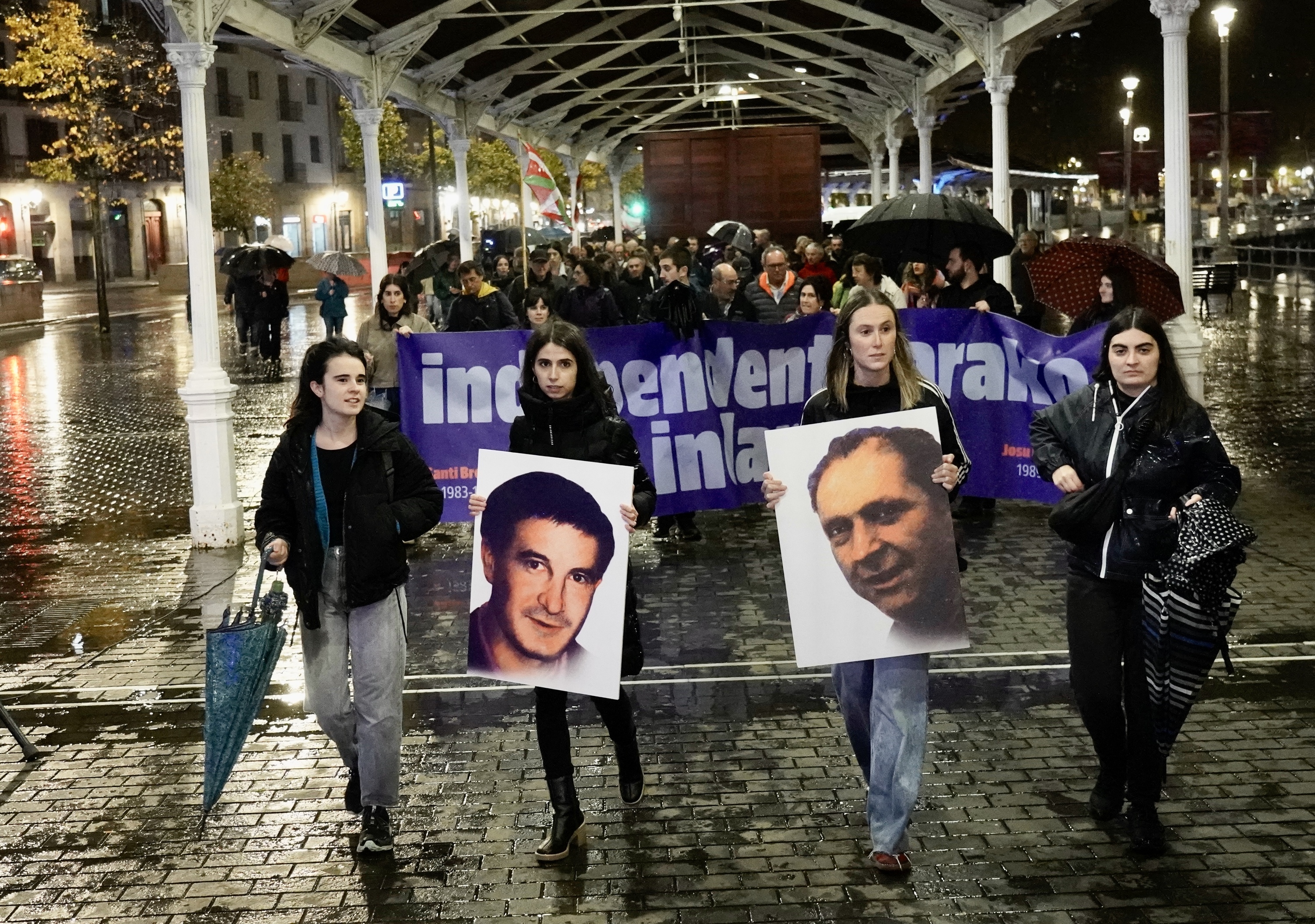 Muguruzaren eta Brouarden argazkiek zabaldu dute manifestazioa. MARISOL RAMIREZ / FOKU