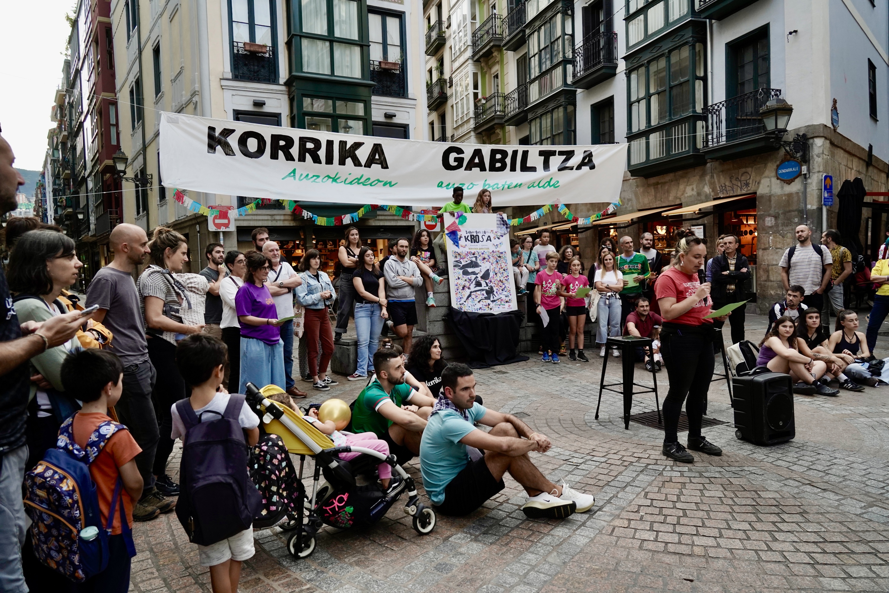 Udalaren isuna salatzeko auzokideek egindako agerraldia, Bilboko Zazpikaleetan. MARISOL RAMIREZ / FOKU