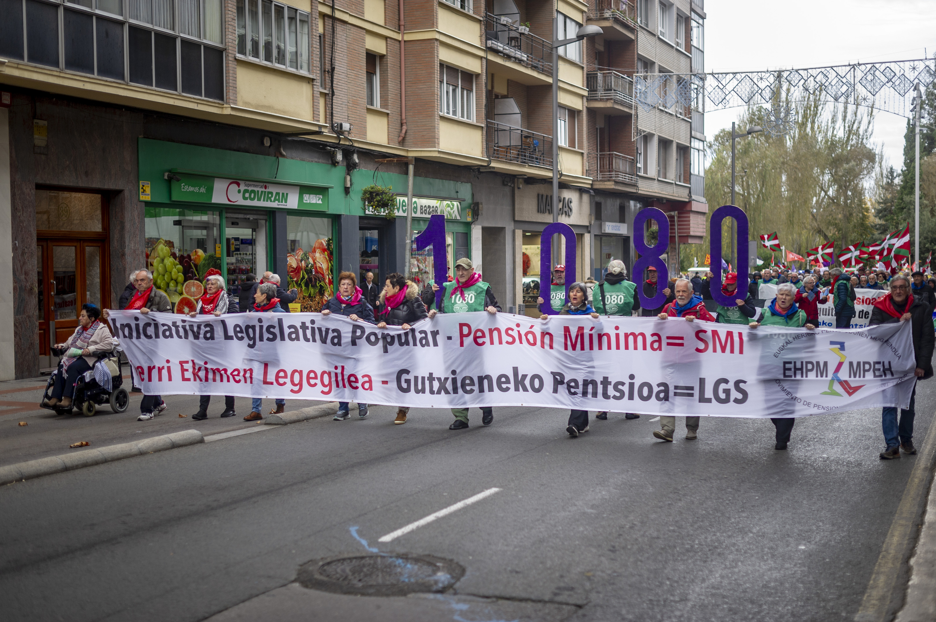 Gaurko manifestazioaren burua. HELaren bidez gutxieneko pentsioak soldata minimoekin berdinduko dituztela esan dute. JAIZKI FONTANEDA / FOKU