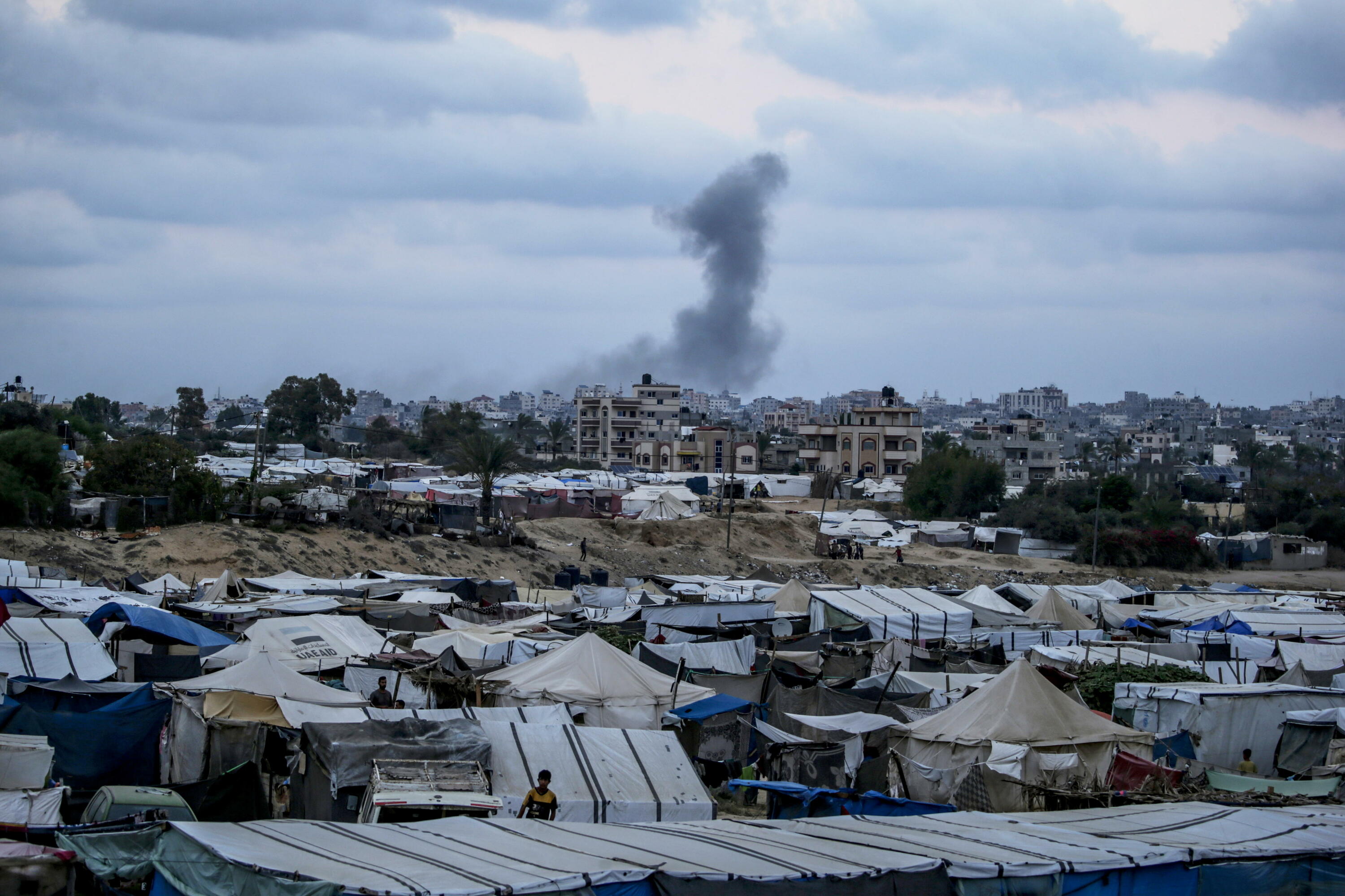 Gaza erdialdeko Nuseirat errefuxiatuen kanpalekua, urrian. MOHAMMED SABER / EFE