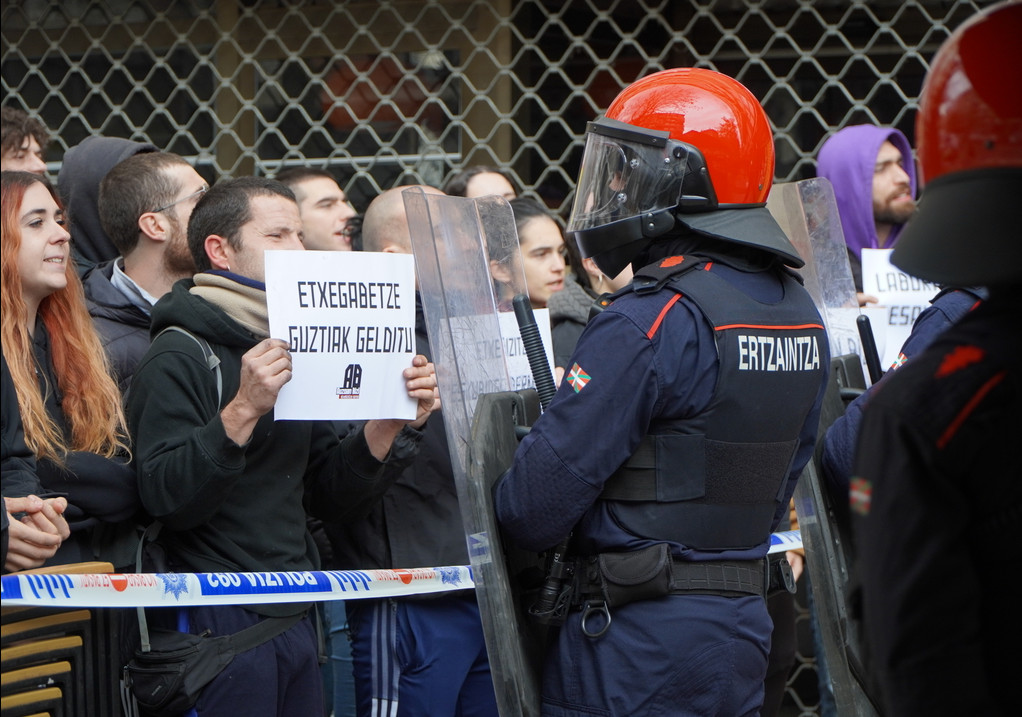 Auzoan Bizi sareak etxegabetze bat eragozteko deitutako elkarretaratzea, gaur, Gasteizko Arana auzoan. ARABAKO ALEA