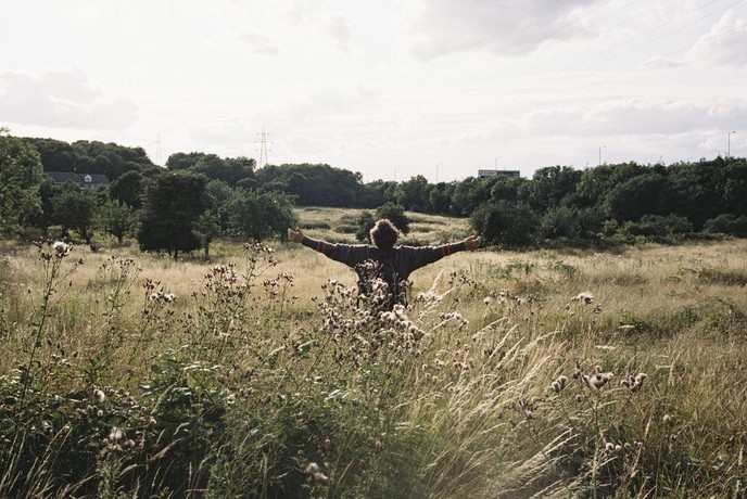  Andrea Arnold zinemagilearen 'Bird' filmaren fotograma bat.