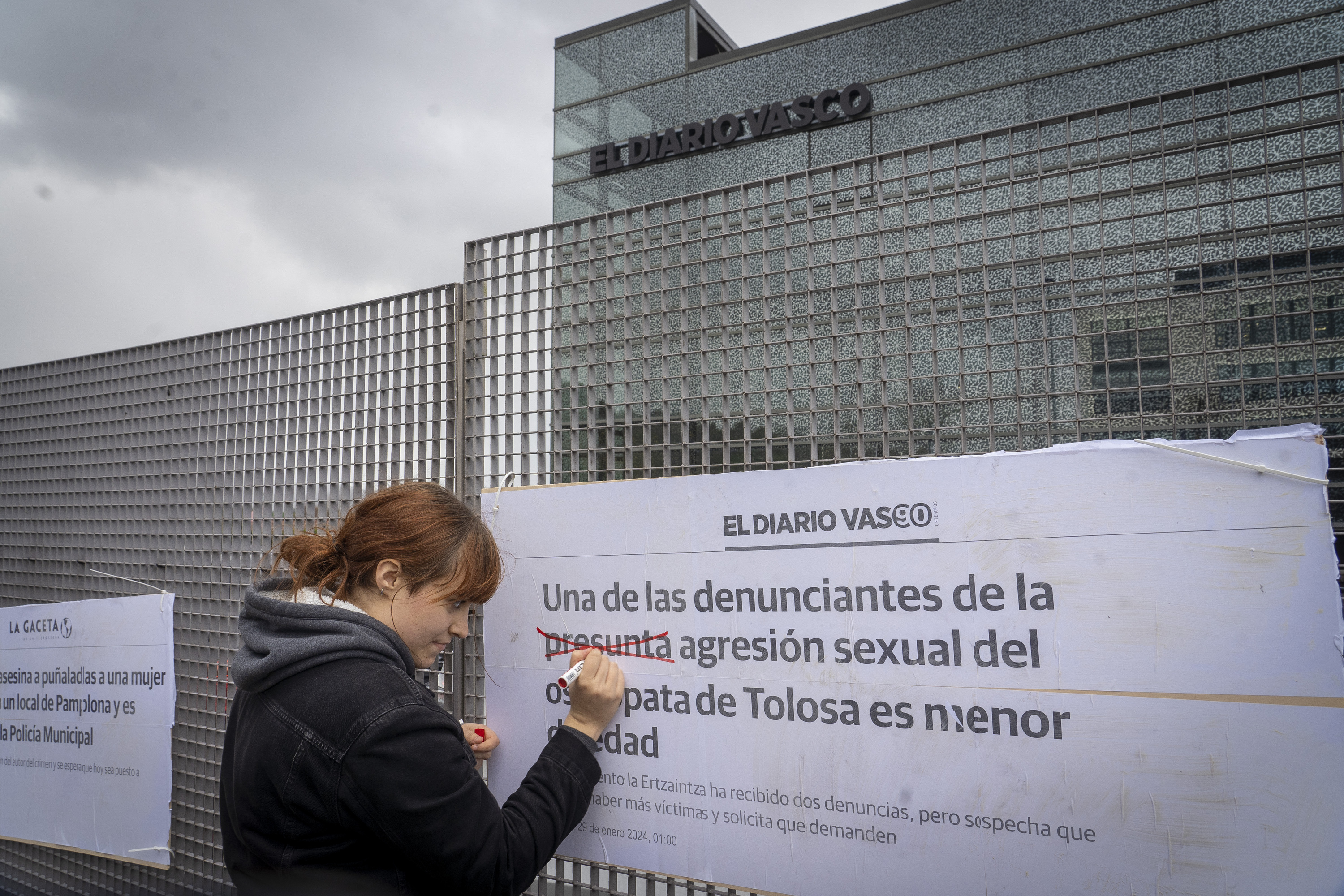 Euskal Herriko Gazte Feministek protesta egin dute, gaur eguerdian, Donostian. GORKA RUBIO / FOKU