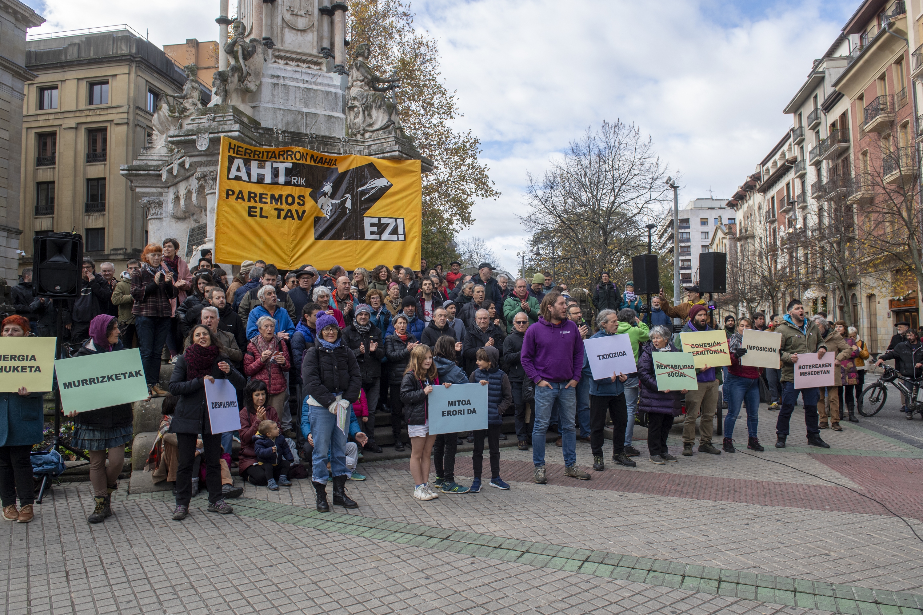 Sustrai Erakuntza fundazioak gaur deitutako elkarretaratzea, Iruñean. IDOIA ZABALETA/ FOKU