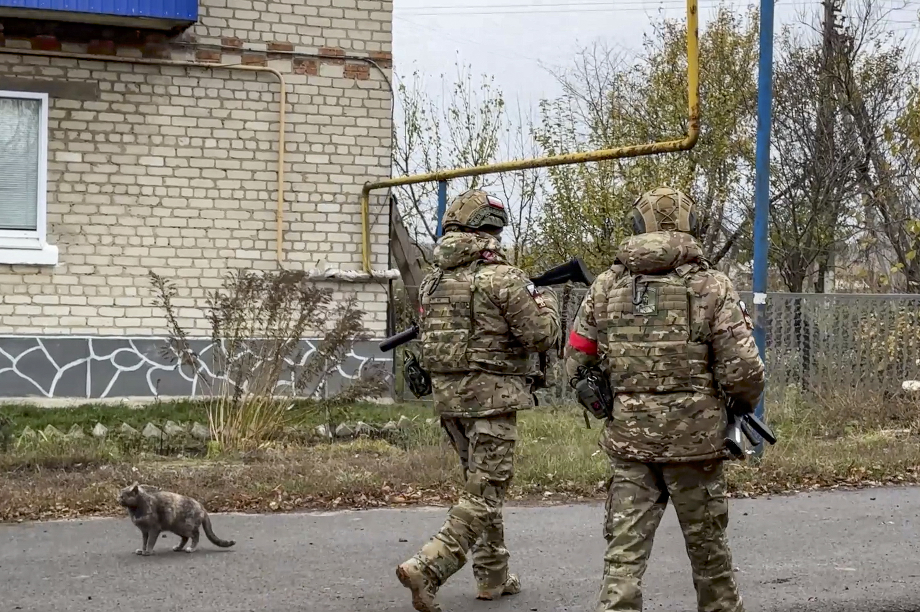 Errusiako bi soldadu Kurks eskualdeko Korenevo herrian, herenegun. EFE