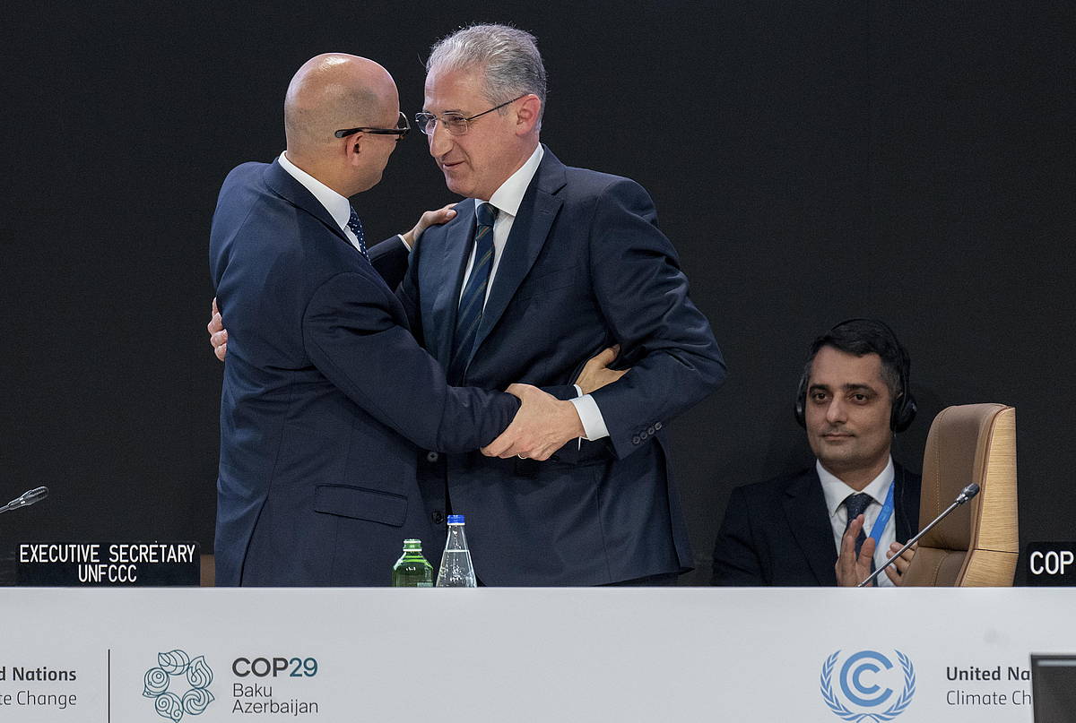 Simon Stiell UNFCCC Klima Aldaketari buruzko NBEren Esparru Konbentzioko idazkari nagusia eta Makhtar Babaiev COP29ko presidentea, gaur goizaldean, Bakun, akordioa ospatzen. EFE