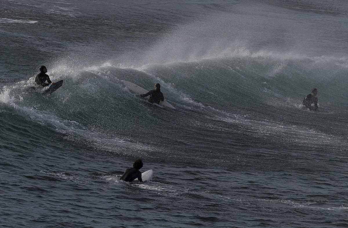 Zenbait surflari Donostian, gaur goizean. JUAN HERRERO /EFE