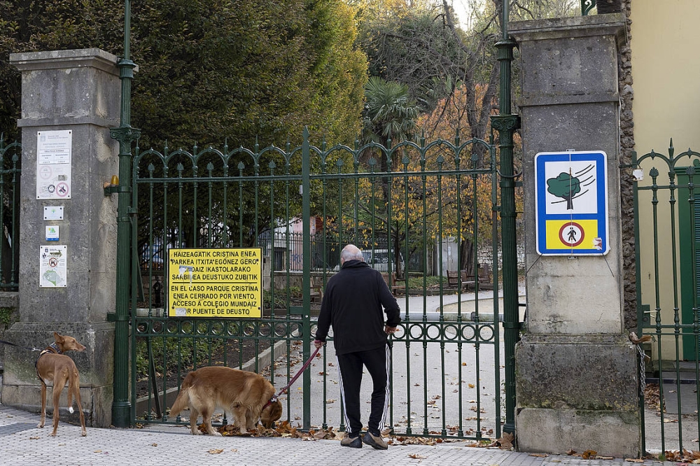 Parke bat haizeagatik itxita, gaur, Donostian. JUAN HERRERO / EFE