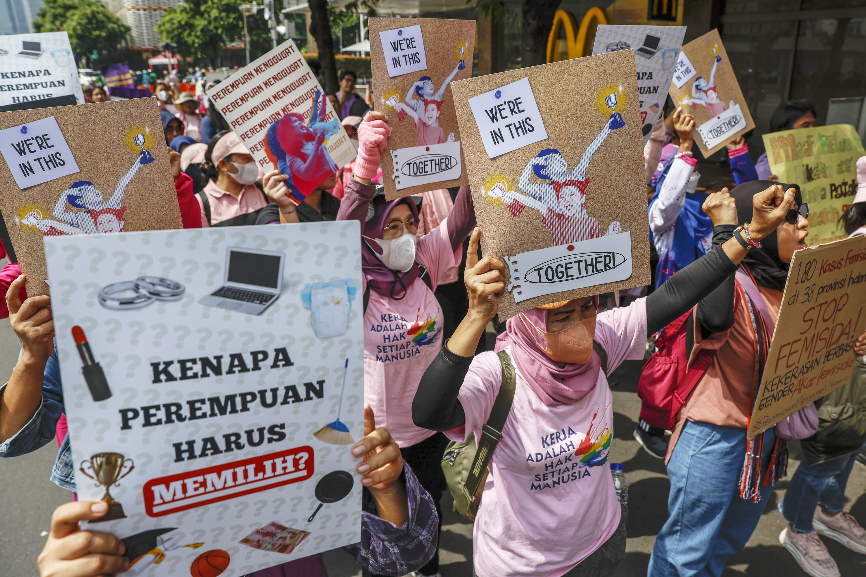 Ehunka emakume protestan, Jakartan (Indonesia), indarkeria matxistaren aurkako egunaren harira, gaur. MAST IRHAM / EFE