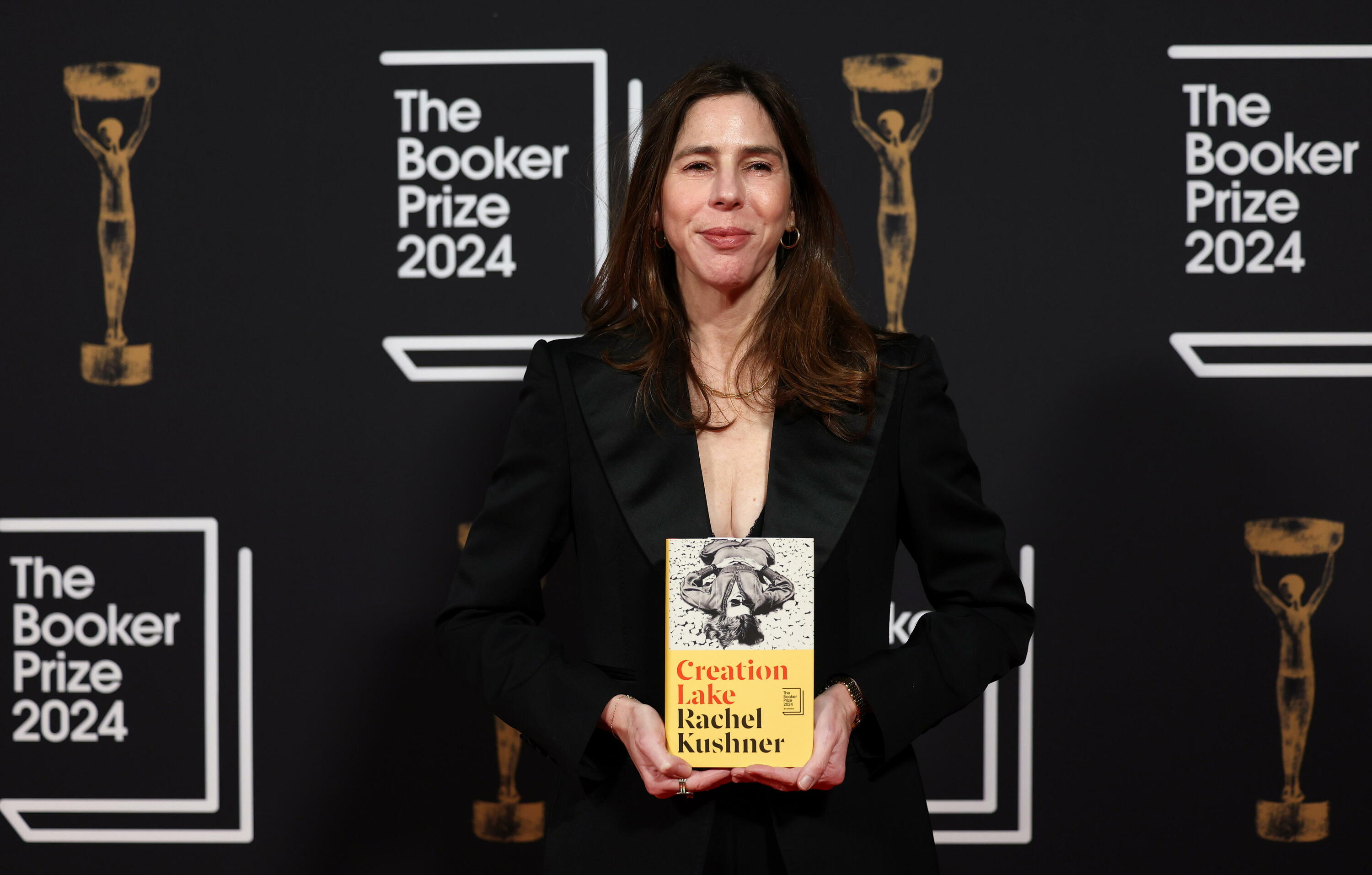 Rachel Kushner idazlea, Londresen, 'Creation Lake' bere lanik berriena eskuetan. ANDY RAIN / EFE