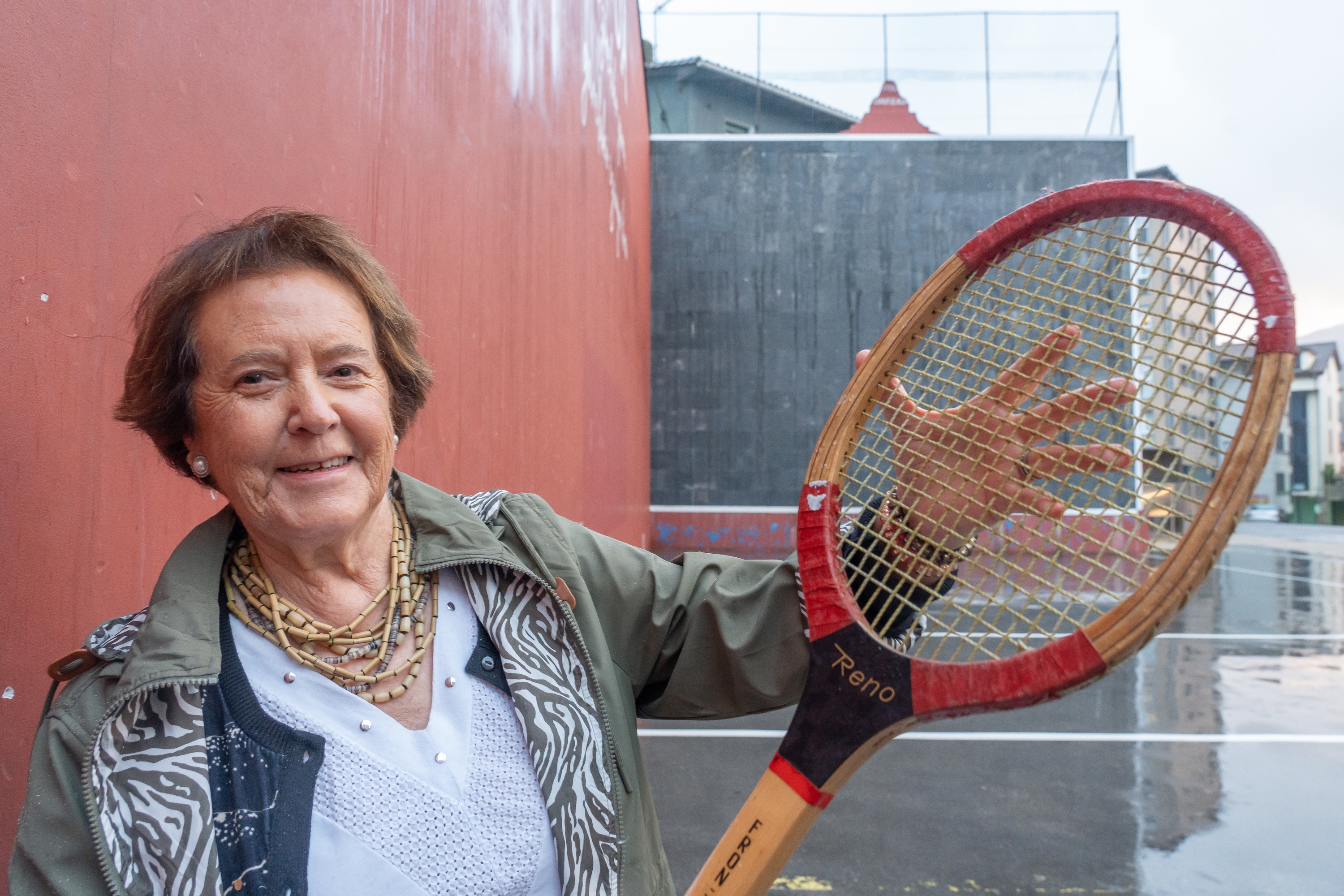 Gloria Agirre 'Aizarnako Txikita', joan den astean, Zestoako frontoi irekian. Han jokatu zuen lehen partida ofiziala, eskuz. Jokatzen zuen garaikoa da erraketa. ANDONI CANELLADA / FOKU