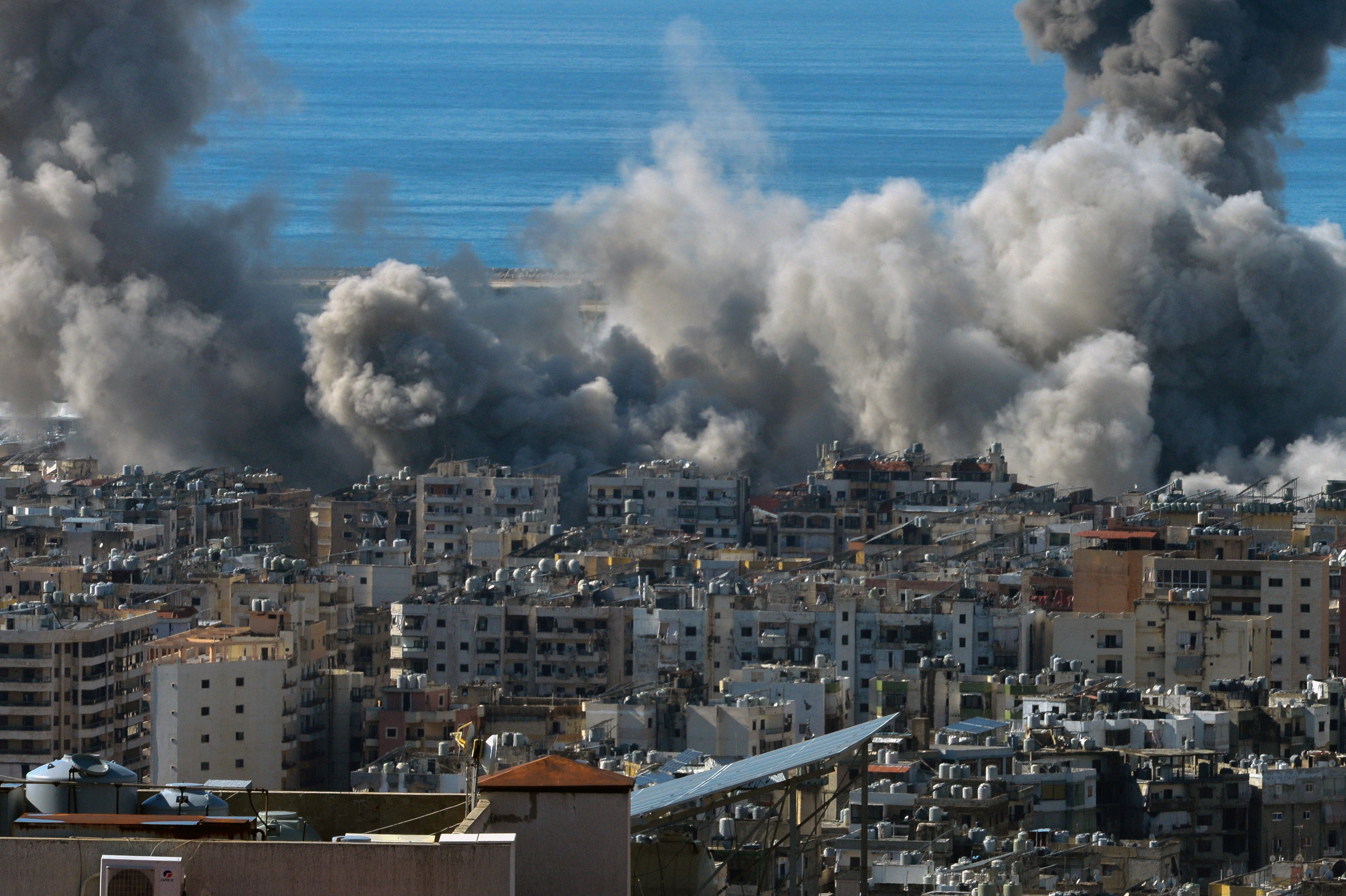 Beirut hegoaldeko Dahieh auzoaren aurkako bonbardaketa bat, gaur goizean. WAEL HAMZEH / EFE