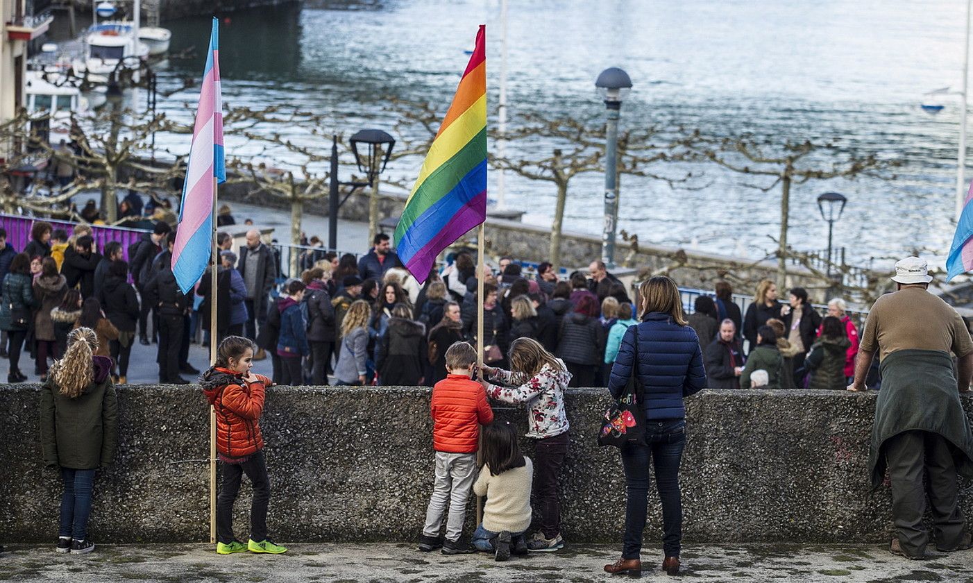 Ekai Lersundi gazte transexualaren heriotzaren harira, Ondarroan (Bizkaia) egindako elkarretaratze bat. ARITZ LOIOLA / FOKU.