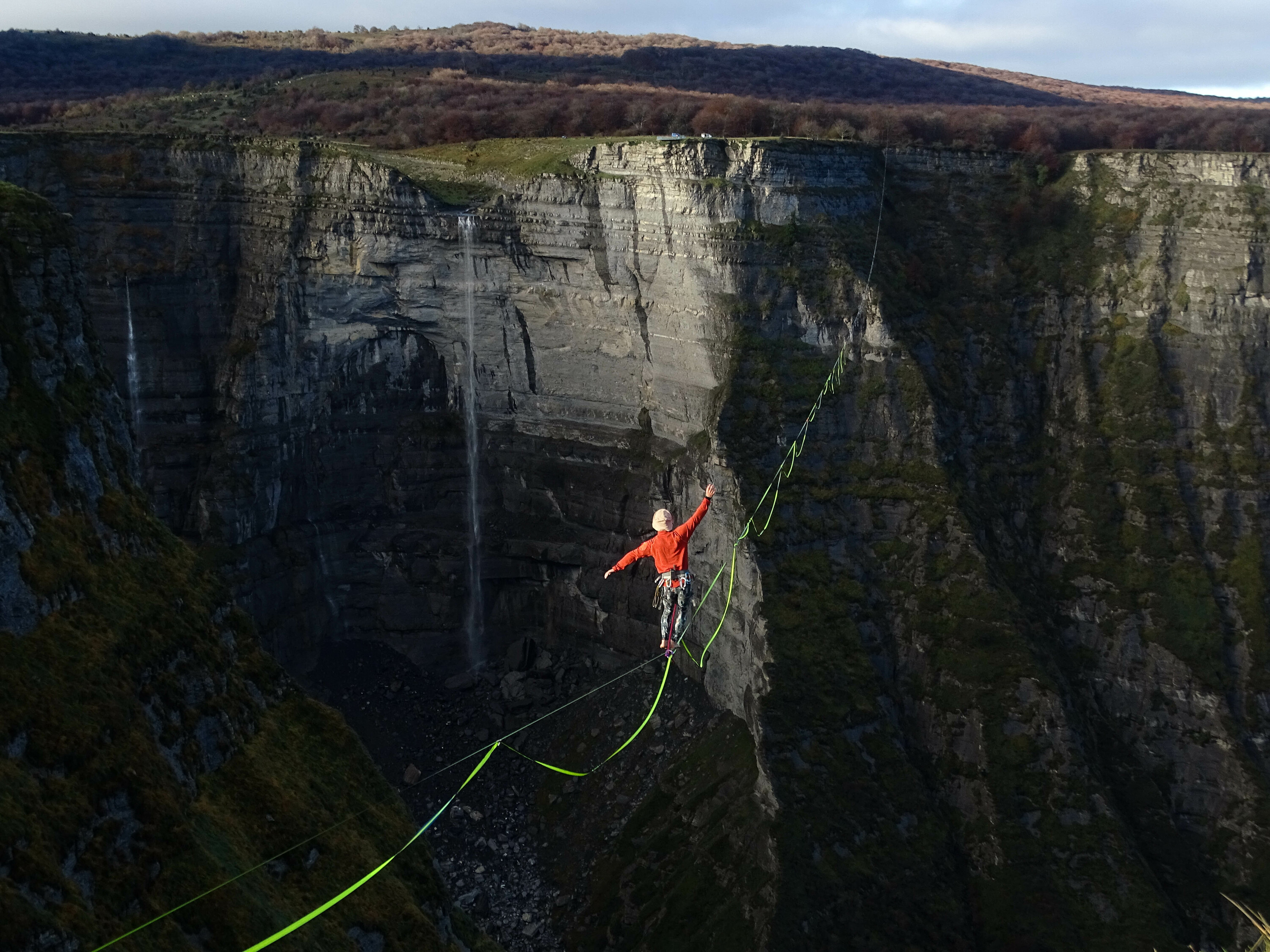 Highlinea Nerbioiko ur-jauzian, 'Peligro. No asomarse' filmeko irudia.