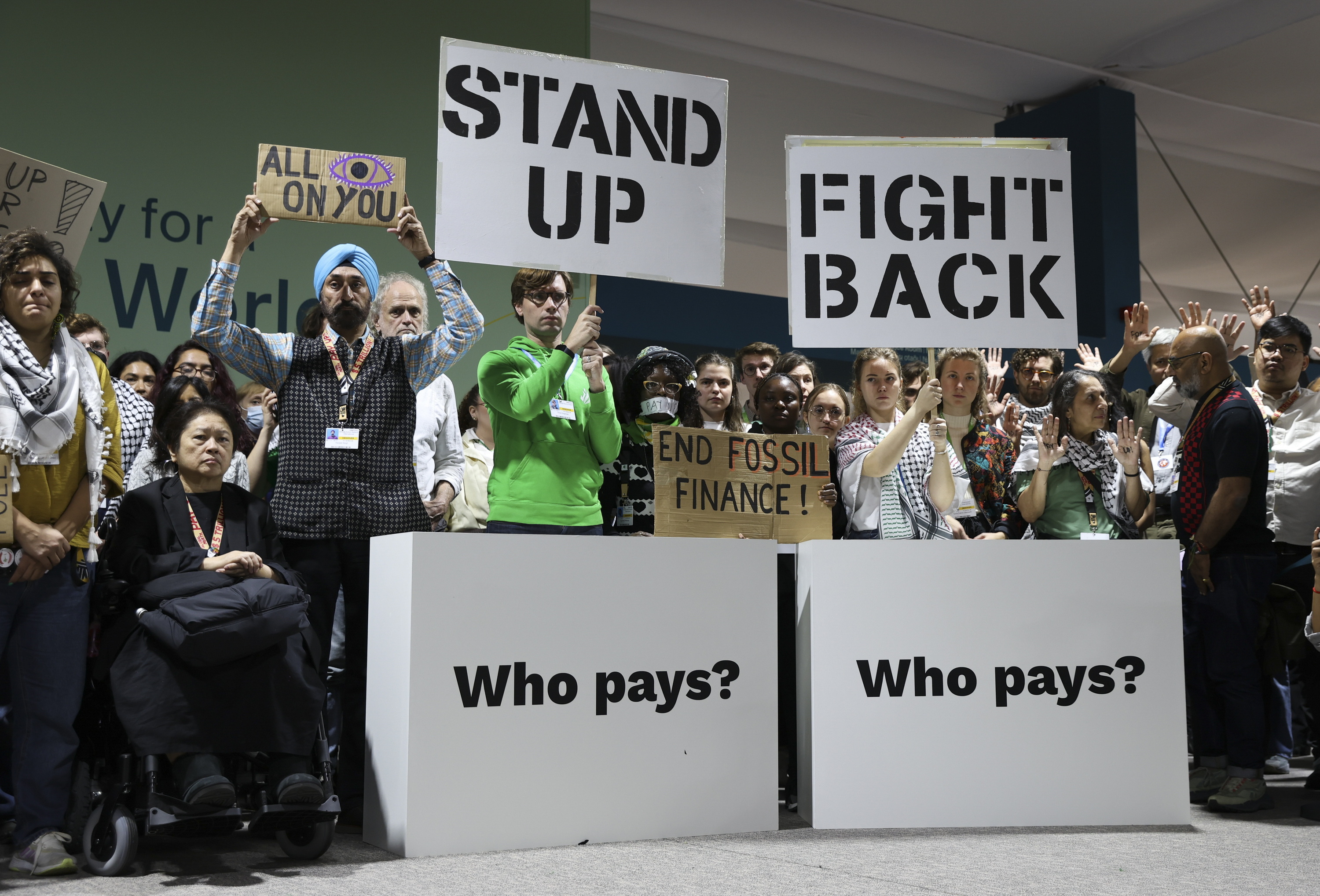 Manifestari batzuk, COP29 batzarrean adostutako finantzazioaren aurka protesta egiten, Bakun, azaroaren 23an. COP29 / EFE