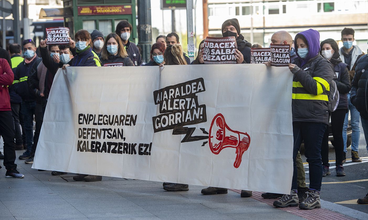 Tubacexeko langile ugari Bilboko hotelaren atarian izan ziren protestan, bilerak iraun zuen bitartean. MONIKA DEL VALLE / FOKU.