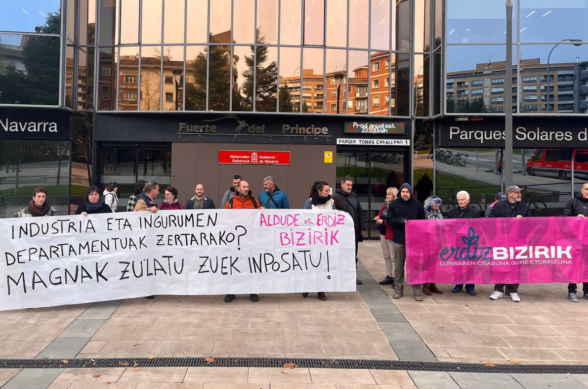 Ingurugiro eta Industria atala «zertarako» dagoen galdegin dute gaurko mobilizazioan. ERDIZ BIZIRIK